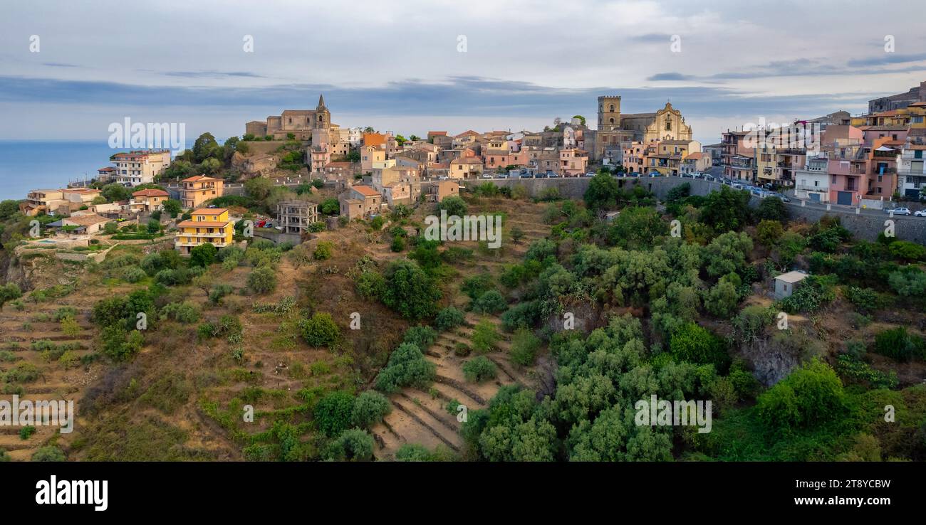 Aus der Vogelperspektive auf die malerische Stadt Forza d'Agro und die wunderschöne sizilianische Küste, Sizilien, Italien Stockfoto