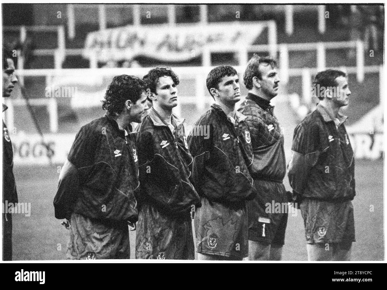 Die jungen Spieler Ryan Giggs und Gary Speed stehen in der Reihe der walisischen Legenden Dean Saunders und Neville Southall. Qualifikation zur FIFA-Weltmeisterschaft 1994 Gruppe 4 – Wales gegen Rumänien im Cardiff Arms Park, Wales, Großbritannien am 17. November 1993. Ein Sieg für Wales in diesem letzten Gruppenspiel würde die Qualifikation als einziger Vertreter aus Großbritannien bestätigen. Nach 64 Minuten mit dem Ergebnis von 1-1 hatte Wales einen Elfmeter, um die Führung zu übernehmen, aber Paul Bodins Spot-Kick traf die Bar. Florin Raducioiu erzielte in 82 Minuten den Sieger für Rumänien und qualifizierte sich stattdessen. Foto: Rob Watkins Stockfoto