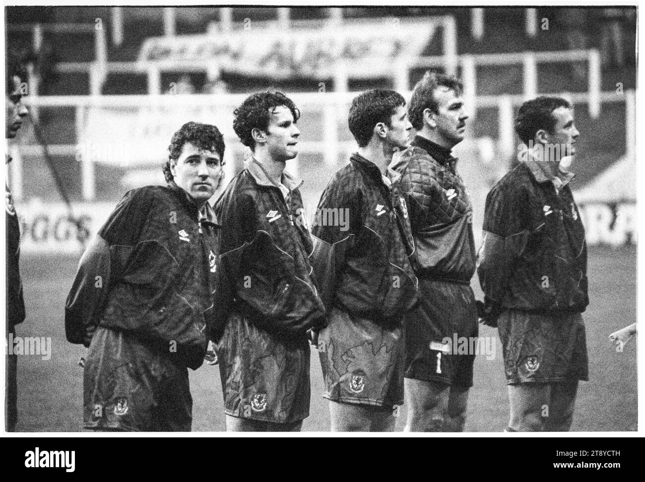 Die jungen Spieler Ryan Giggs und Gary Speed stehen in der Reihe der walisischen Legenden Dean Saunders und Neville Southall. Qualifikation zur FIFA-Weltmeisterschaft 1994 Gruppe 4 – Wales gegen Rumänien im Cardiff Arms Park, Wales, Großbritannien am 17. November 1993. Ein Sieg für Wales in diesem letzten Gruppenspiel würde die Qualifikation als einziger Vertreter aus Großbritannien bestätigen. Nach 64 Minuten mit dem Ergebnis von 1-1 hatte Wales einen Elfmeter, um die Führung zu übernehmen, aber Paul Bodins Spot-Kick traf die Bar. Florin Raducioiu erzielte in 82 Minuten den Sieger für Rumänien und qualifizierte sich stattdessen. Foto: Rob Watkins Stockfoto