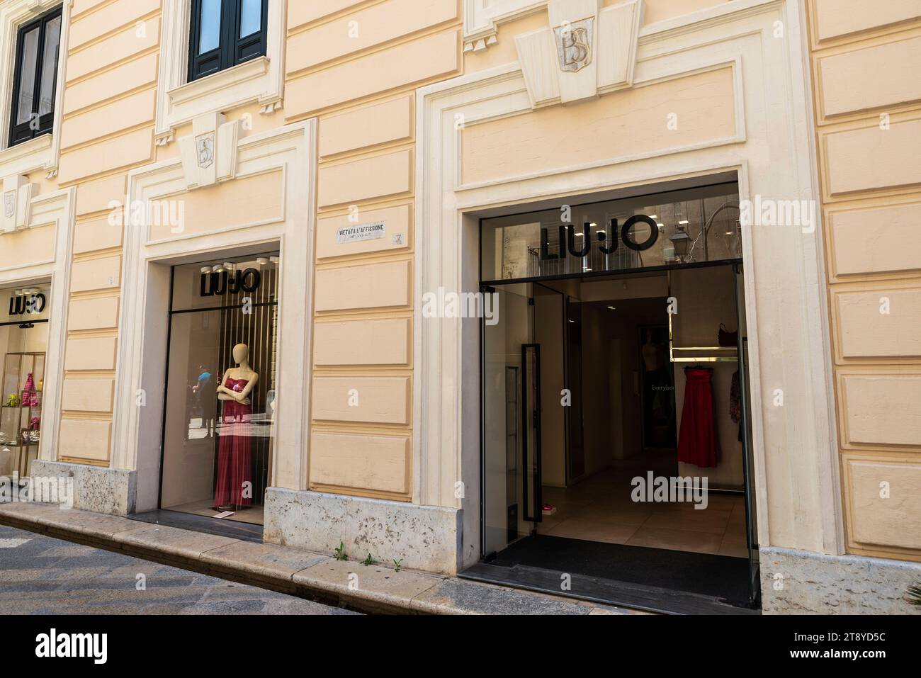 Marsala, Italien - 11. Mai 2023: Ausstellung eines Liujo oder Liu Jo, Luxusbekleidungsgeschäft in einer Einkaufsstraße in Marsala, Trapani, Sizilien, Italien Stockfoto