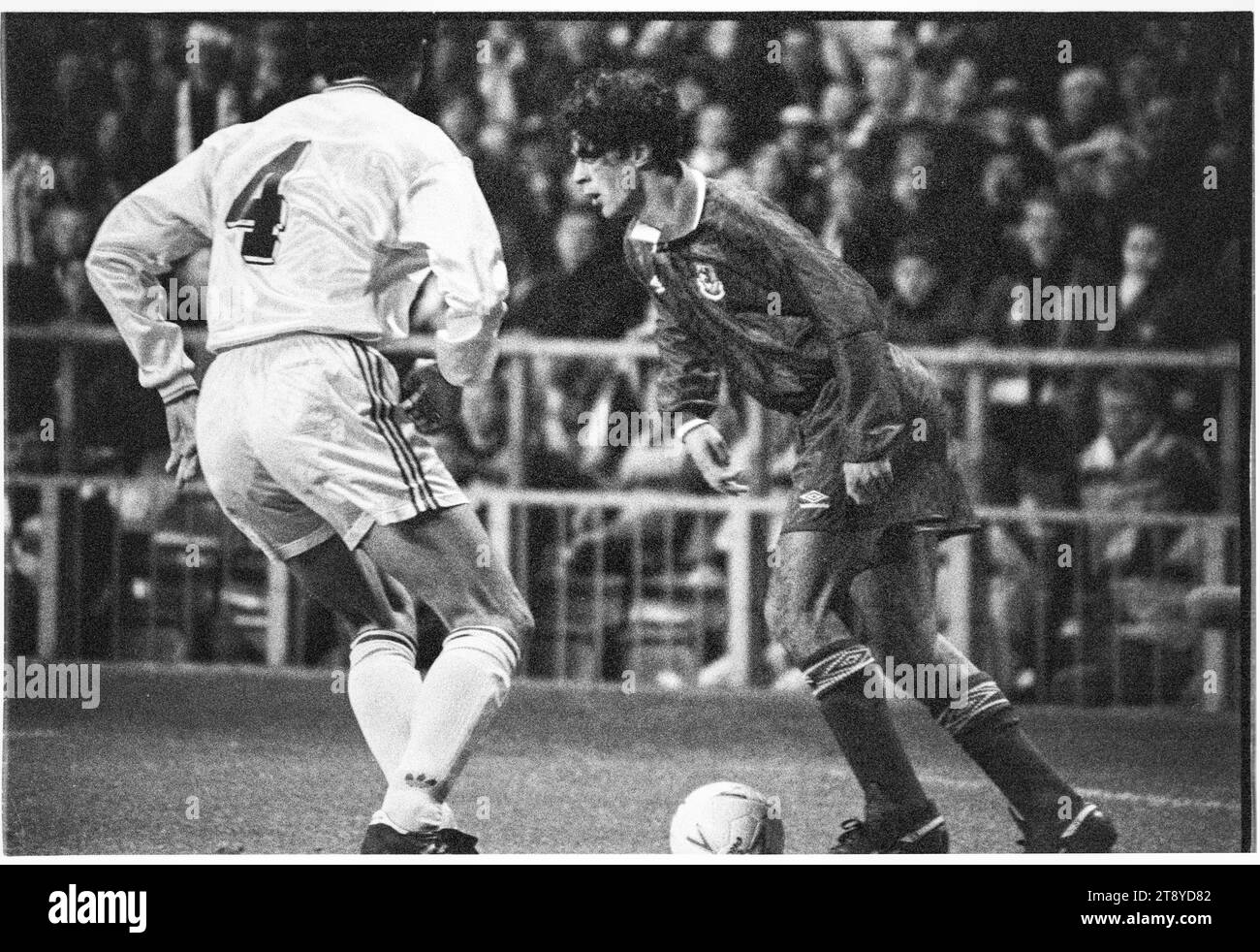 Der 20-jährige Ryan Giggs dribbelt den Flügel herunter. Qualifikation zur FIFA-Weltmeisterschaft 1994 Gruppe 4 – Wales gegen Rumänien im Cardiff Arms Park, Wales, Großbritannien am 17. November 1993. Ein Sieg für Wales in diesem letzten Gruppenspiel würde die Qualifikation als einziger Vertreter aus Großbritannien bestätigen. Nach 64 Minuten mit dem Ergebnis von 1-1 hatte Wales einen Elfmeter, um die Führung zu übernehmen, aber Paul Bodins Spot-Kick traf die Bar. Florin Raducioiu erzielte in 82 Minuten den Sieger für Rumänien und qualifizierte sich stattdessen. Foto: Rob Watkins Stockfoto