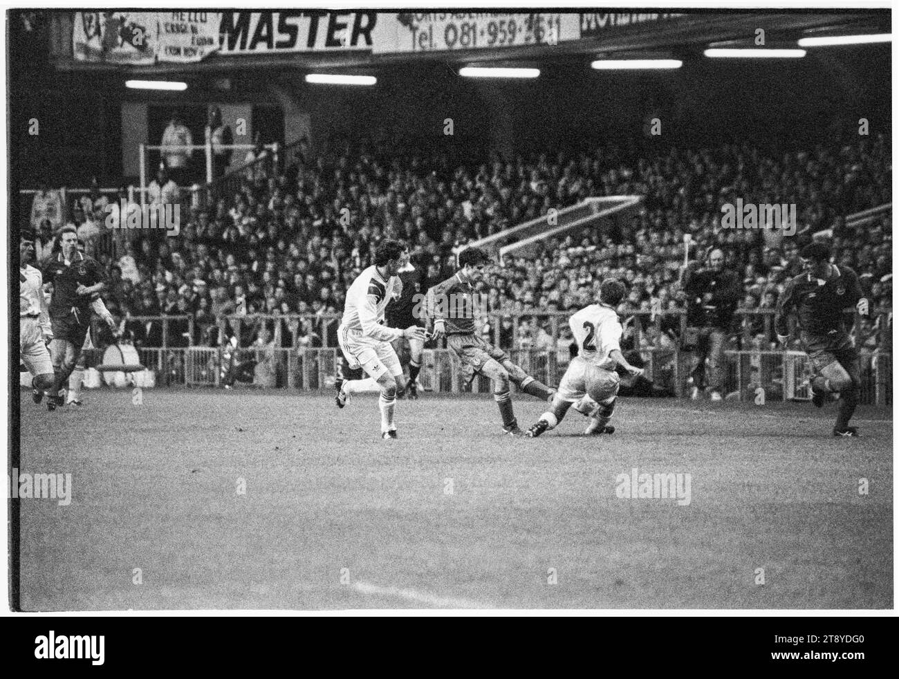 Der 20-jährige Ryan Giggs dribbelt den Flügel hinunter und versucht, seinen vollen Rücken Andy Melville freizulassen. Qualifikation zur FIFA-Weltmeisterschaft 1994 Gruppe 4 – Wales gegen Rumänien im Cardiff Arms Park, Wales, Großbritannien am 17. November 1993. Ein Sieg für Wales in diesem letzten Gruppenspiel würde die Qualifikation als einziger Vertreter aus Großbritannien bestätigen. Nach 64 Minuten mit dem Ergebnis von 1-1 hatte Wales einen Elfmeter, um die Führung zu übernehmen, aber Paul Bodins Spot-Kick traf die Bar. Florin Raducioiu erzielte in 82 Minuten den Sieger für Rumänien und qualifizierte sich stattdessen. Foto: Rob Watkins Stockfoto