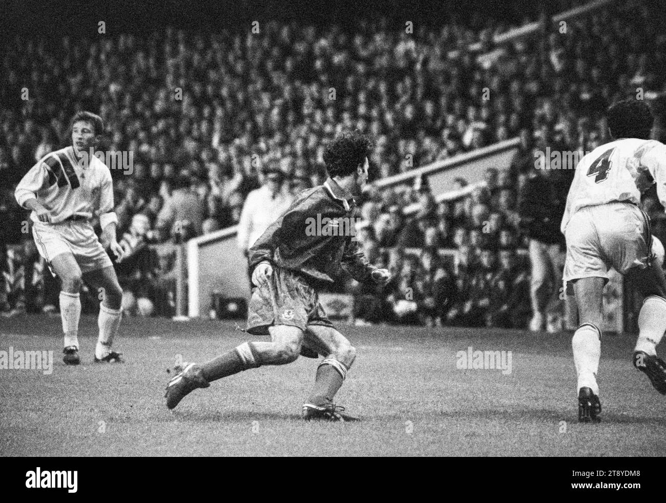 Der 20-jährige Ryan Giggs verliert den Ball im Angriff. Qualifikation zur FIFA-Weltmeisterschaft 1994 Gruppe 4 – Wales gegen Rumänien im Cardiff Arms Park, Wales, Großbritannien am 17. November 1993. Ein Sieg für Wales in diesem letzten Gruppenspiel würde die Qualifikation als einziger Vertreter aus Großbritannien bestätigen. Nach 64 Minuten mit dem Ergebnis von 1-1 hatte Wales einen Elfmeter, um die Führung zu übernehmen, aber Paul Bodins Spot-Kick traf die Bar. Florin Raducioiu erzielte in 82 Minuten den Sieger für Rumänien und qualifizierte sich stattdessen. Foto: Rob Watkins Stockfoto