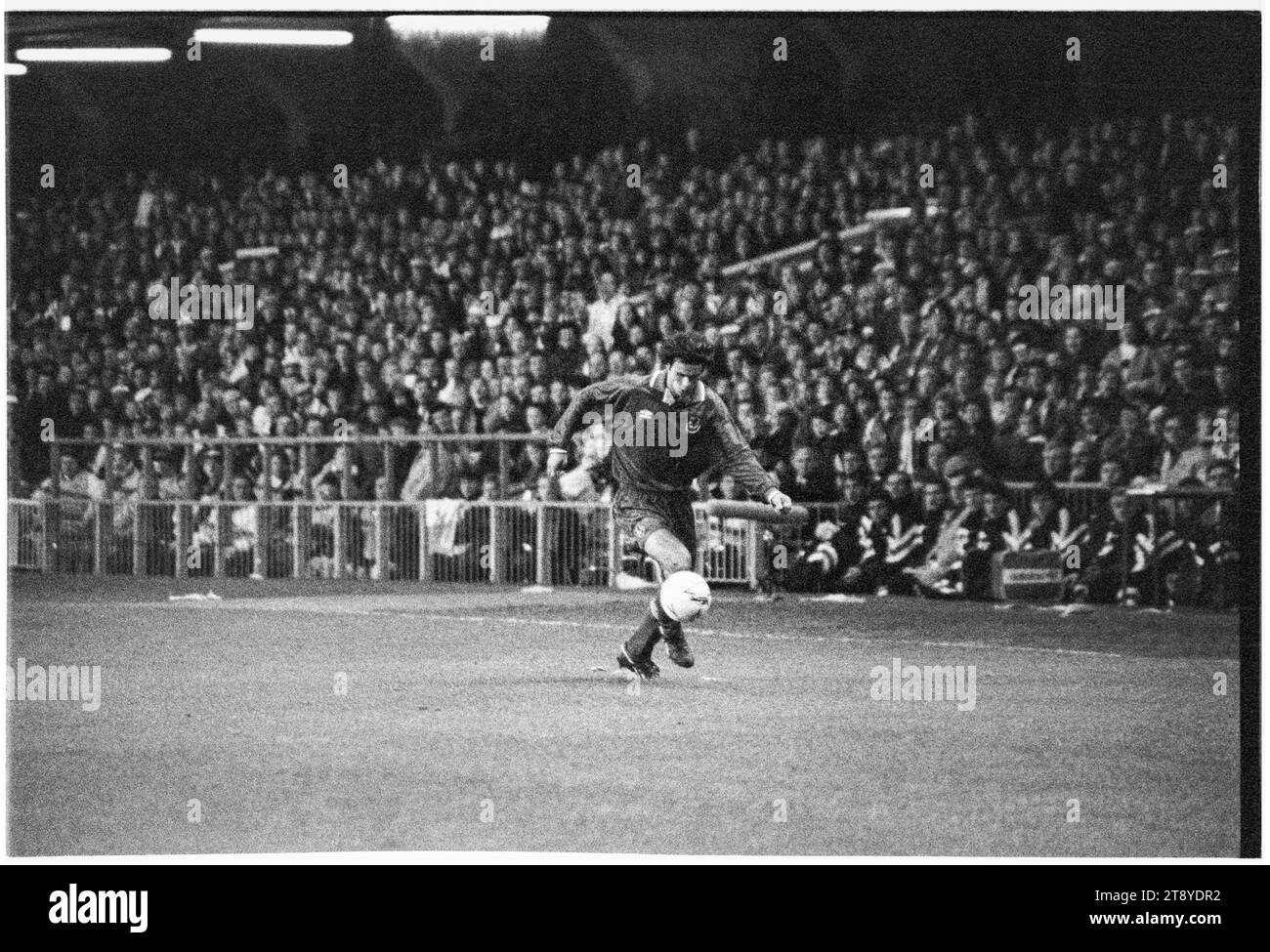 Der 20-jährige Ryan Giggs stürmt den Flügel mit dem Ball runter. Qualifikation zur FIFA-Weltmeisterschaft 1994 Gruppe 4 – Wales gegen Rumänien im Cardiff Arms Park, Wales, Großbritannien am 17. November 1993. Ein Sieg für Wales in diesem letzten Gruppenspiel würde die Qualifikation als einziger Vertreter aus Großbritannien bestätigen. Nach 64 Minuten mit dem Ergebnis von 1-1 hatte Wales einen Elfmeter, um die Führung zu übernehmen, aber Paul Bodins Spot-Kick traf die Bar. Florin Raducioiu erzielte in 82 Minuten den Sieger für Rumänien und qualifizierte sich stattdessen. Foto: Rob Watkins Stockfoto