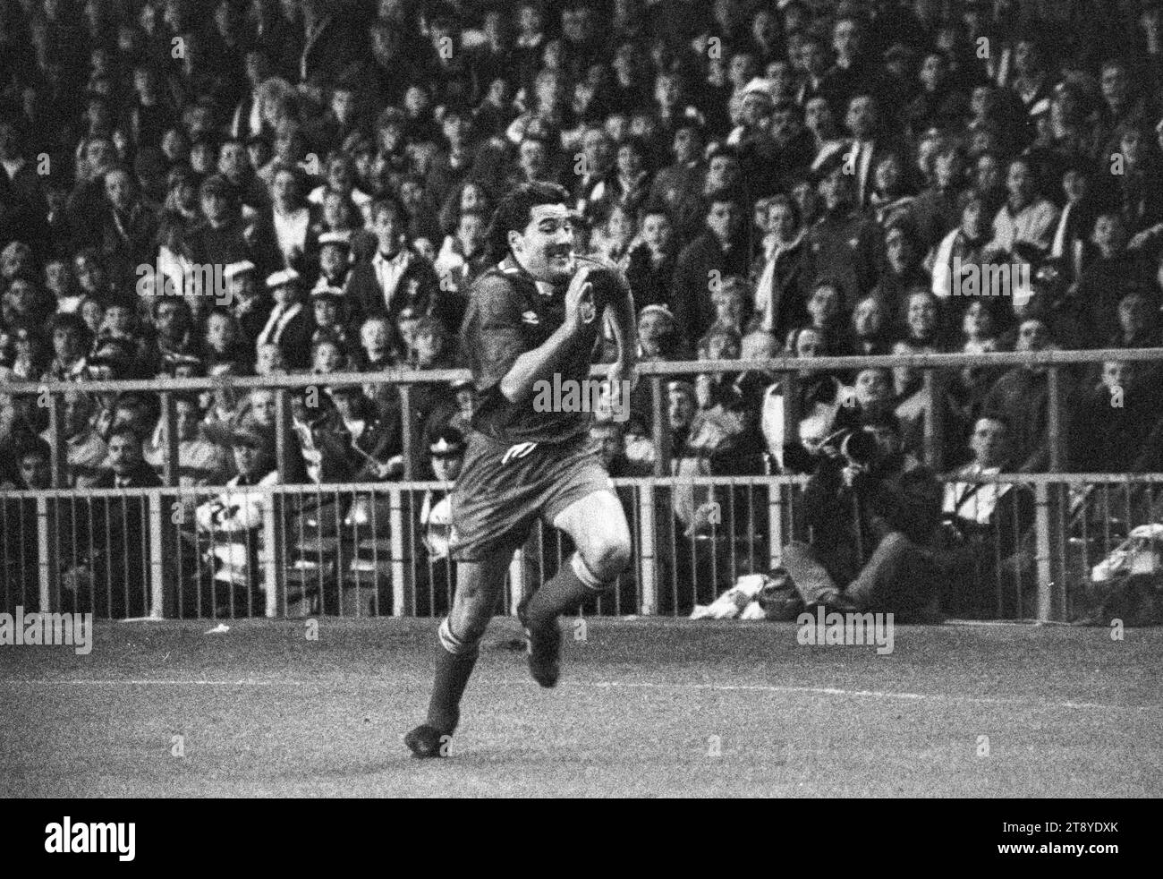 Stürmer Dean Saunders jagt einen durchgehenden Ball. Qualifikation zur FIFA-Weltmeisterschaft 1994 Gruppe 4 – Wales gegen Rumänien im Cardiff Arms Park, Wales, Großbritannien am 17. November 1993. Ein Sieg für Wales in diesem letzten Gruppenspiel würde die Qualifikation als einziger Vertreter aus Großbritannien bestätigen. Nach 64 Minuten mit dem Ergebnis von 1-1 hatte Wales einen Elfmeter, um die Führung zu übernehmen, aber Paul Bodins Spot-Kick traf die Bar. Florin Raducioiu erzielte in 82 Minuten den Sieger für Rumänien und qualifizierte sich stattdessen. Foto: Rob Watkins Stockfoto