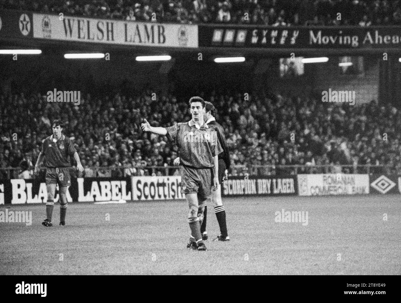Ian Rush gibt einem Teamkollegen Gesten. Qualifikation zur FIFA-Weltmeisterschaft 1994 Gruppe 4 – Wales gegen Rumänien im Cardiff Arms Park, Wales, Großbritannien am 17. November 1993. Ein Sieg für Wales in diesem letzten Gruppenspiel würde die Qualifikation als einziger Vertreter aus Großbritannien bestätigen. Nach 64 Minuten mit dem Ergebnis von 1-1 hatte Wales einen Elfmeter, um die Führung zu übernehmen, aber Paul Bodins Spot-Kick traf die Bar. Florin Raducioiu erzielte in 82 Minuten den Sieger für Rumänien und qualifizierte sich stattdessen. Foto: Rob Watkins Stockfoto