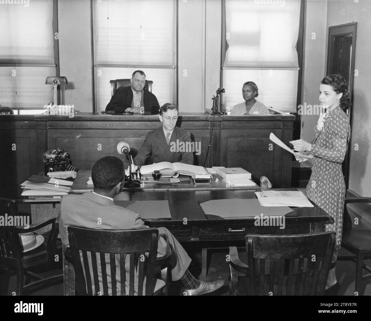 Gerichtssaal-Szene einer Anwältin, die sich für den Fall einsetzt. Minna Green (rechts stehend) von der General Foods Corporation Law Department, ist Mitglied der New York Bar Association und hat um 1945 einen Abschluss an der Fordham Law School in New York, New York, New York. Foto: Frauenbüro/Arbeitsministerium Stockfoto
