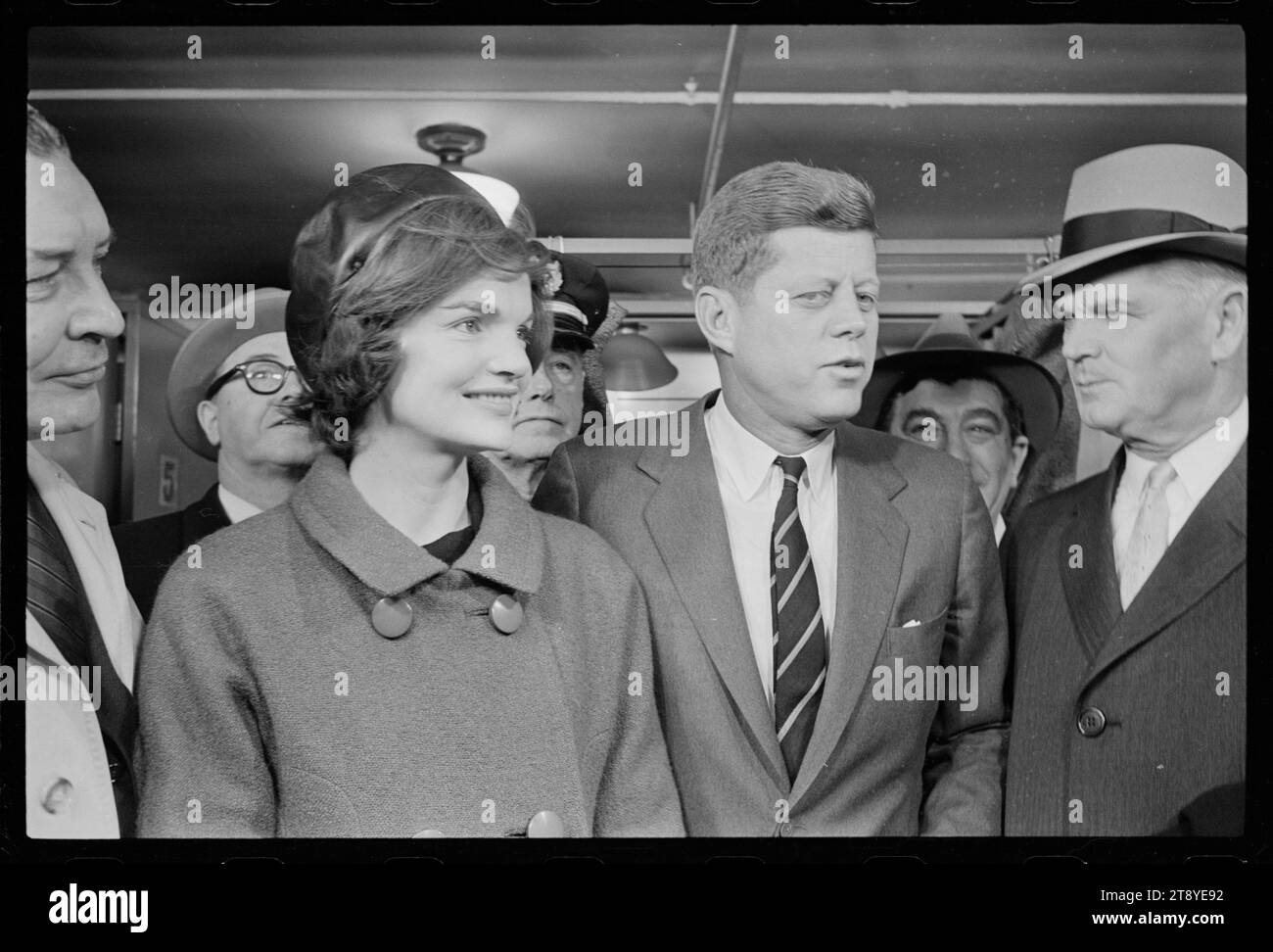 Senator John F. Kennedy mit Jacqueline Kennedy, Abstimmungen in Boston an der Public Library, Boston, Massachusetts, 11.8.1960. Foto: Marion S Trikosko/US News and World Report Magazine Collection Stockfoto