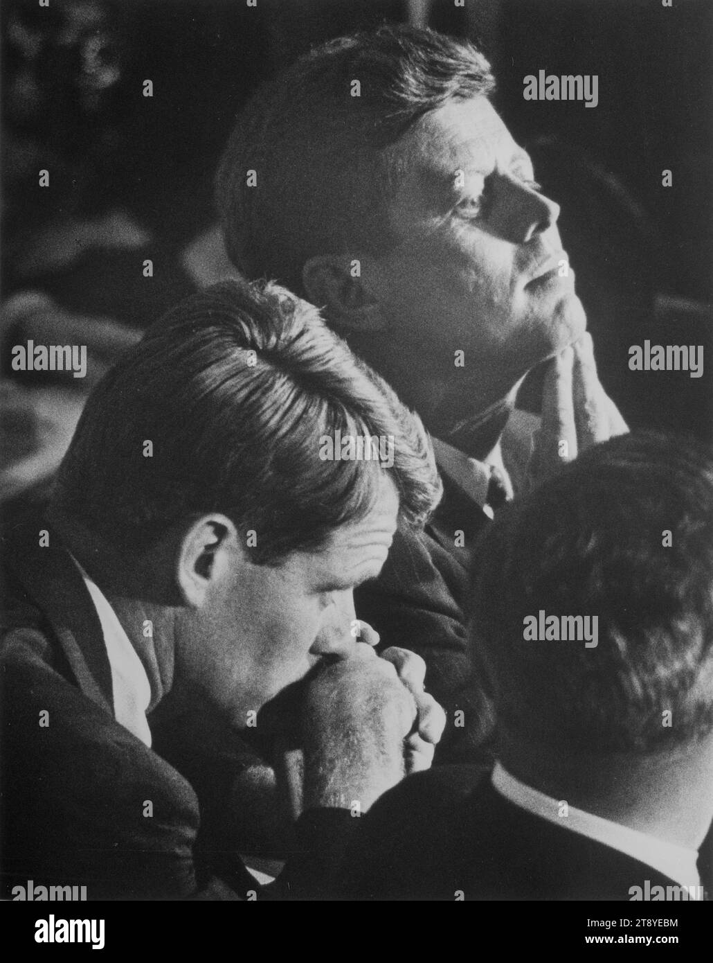 Senator John F Kennedy (rechts) und sein Bruder Robert F Kennedy betrachten die Ereignisse während der Democratic National Convention 1960, Los Angeles, Kalifornien, 13.07.1960.Foto: Warren K Leffler/US News and World Report Magazine Collection Stockfoto