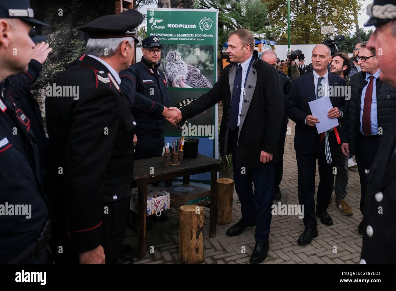 Minister für Landwirtschaft, Ernährungssouveränität und Forstwirtschaft der Regierung Meloni Francesco Lollobrigida in Caivano für die Eröffnung des Stadtparks im Sportzentrum Delphinia, einem Ort in der Nähe des Grünen Parks. Stockfoto