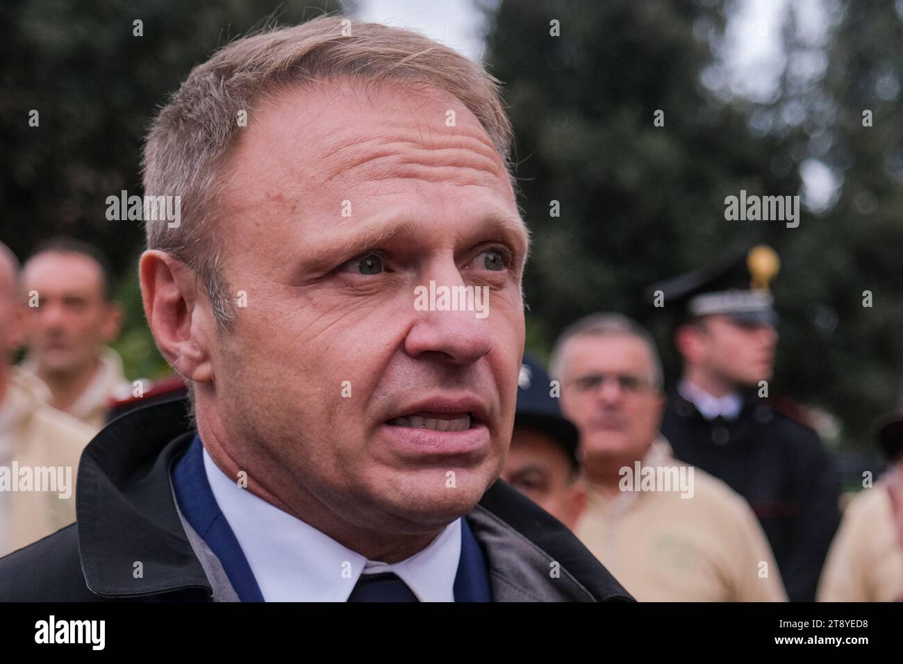 Minister für Landwirtschaft, Ernährungssouveränität und Forstwirtschaft der Regierung Meloni Francesco Lollobrigida in Caivano für die Eröffnung des Stadtparks im Sportzentrum Delphinia, einem Ort in der Nähe des Grünen Parks. Stockfoto