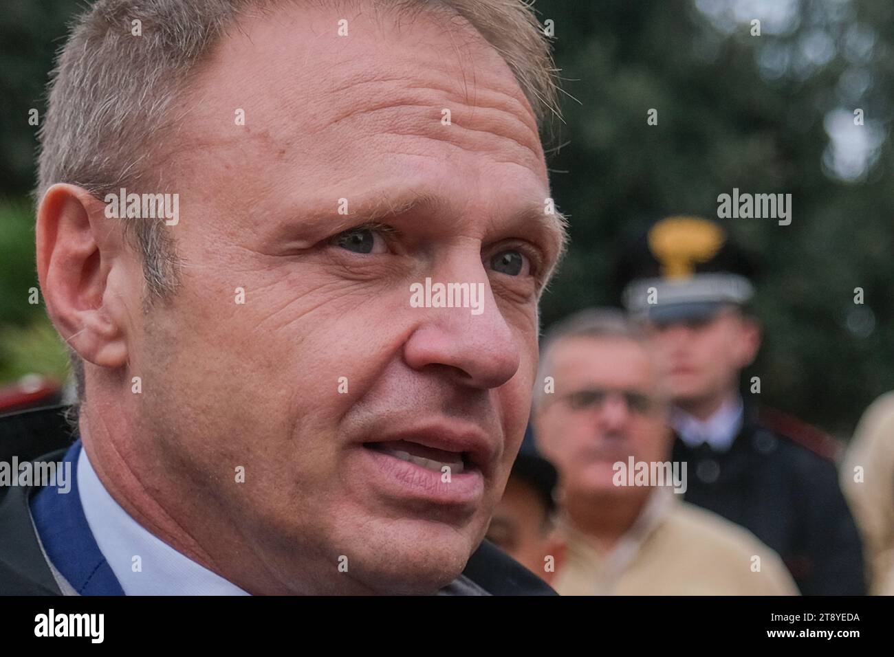 Minister für Landwirtschaft, Ernährungssouveränität und Forstwirtschaft der Regierung Meloni Francesco Lollobrigida in Caivano für die Eröffnung des Stadtparks im Sportzentrum Delphinia, einem Ort in der Nähe des Grünen Parks. Stockfoto