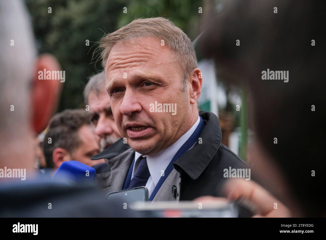 Minister für Landwirtschaft, Ernährungssouveränität und Forstwirtschaft der Regierung Meloni Francesco Lollobrigida in Caivano für die Eröffnung des Stadtparks im Sportzentrum Delphinia, einem Ort in der Nähe des Grünen Parks. Stockfoto