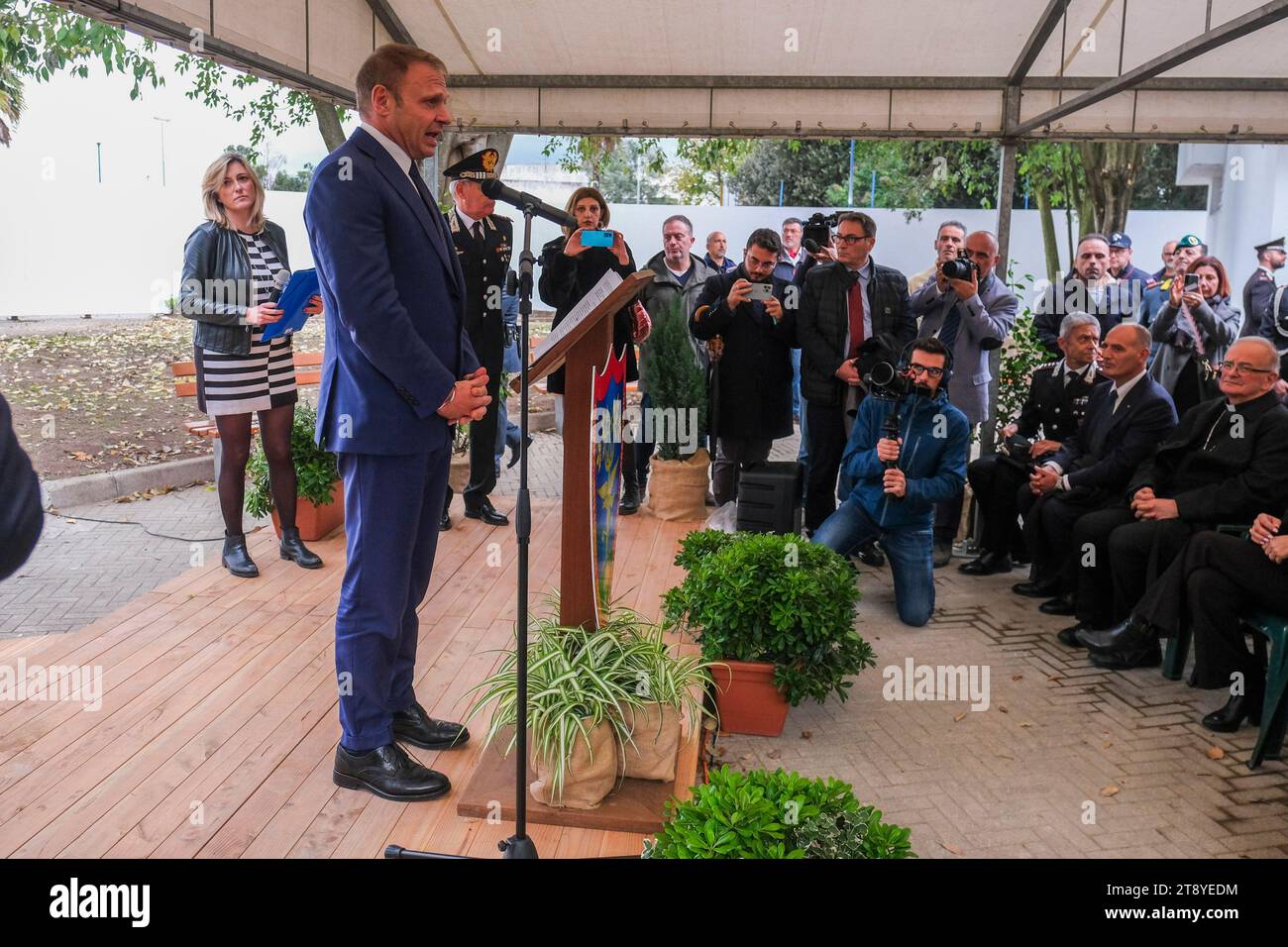 Minister für Landwirtschaft, Ernährungssouveränität und Forstwirtschaft der Regierung Meloni Francesco Lollobrigida in Caivano für die Eröffnung des Stadtparks im Sportzentrum Delphinia, einem Ort in der Nähe des Grünen Parks. Stockfoto