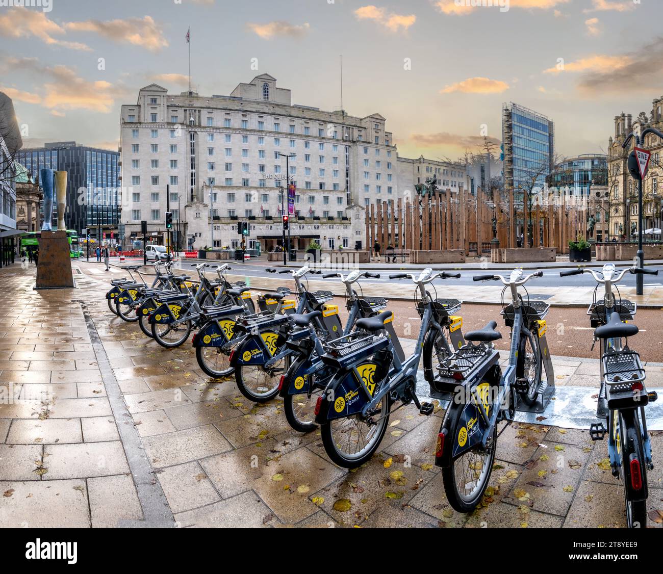 CITY SQUARE, LEEDS, GROSSBRITANNIEN - 14. NOVEMBER 2023. Eine Reihe von Fahrrädern zum Verleih in der neuen Fußgängerzone und emissionsarmen Zone am City Square in Leeds, Wes Stockfoto