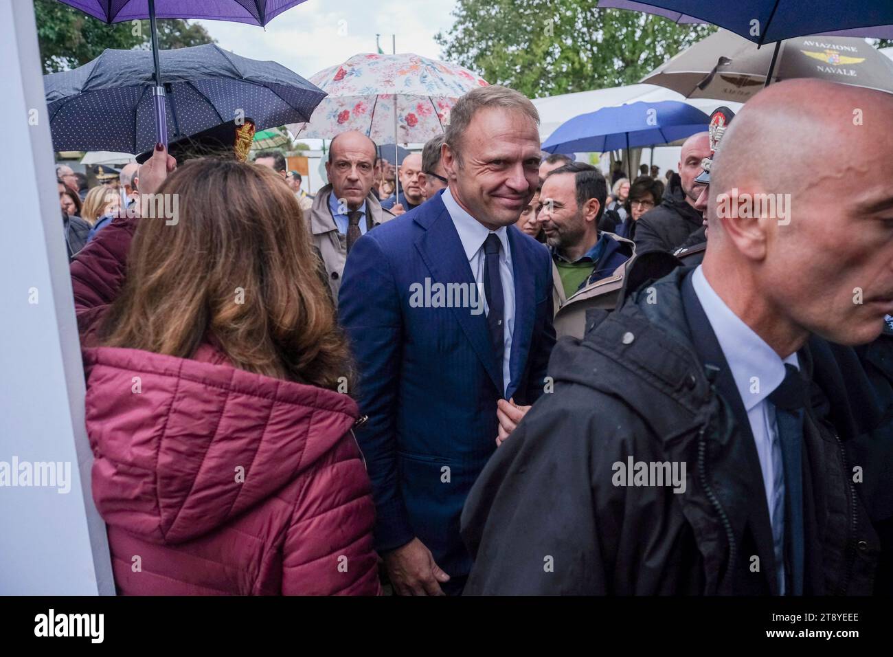 Minister für Landwirtschaft, Ernährungssouveränität und Forstwirtschaft der Regierung Meloni Francesco Lollobrigida in Caivano für die Eröffnung des Stadtparks im Sportzentrum Delphinia, einem Ort in der Nähe des Grünen Parks. Stockfoto