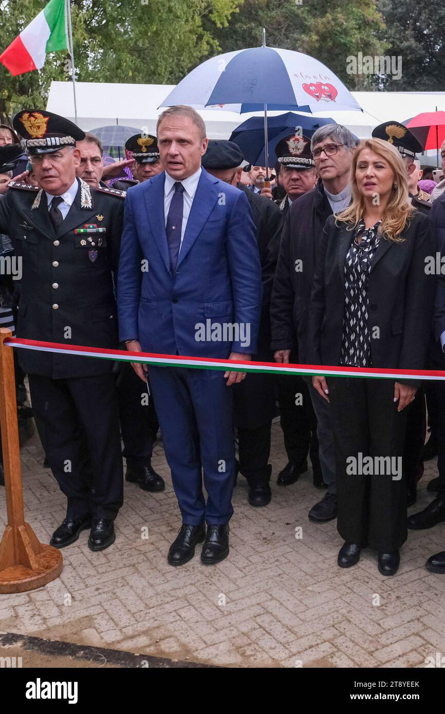 Minister für Landwirtschaft, Ernährungssouveränität und Forstwirtschaft der Regierung Meloni Francesco Lollobrigida in Caivano für die Eröffnung des Stadtparks im Sportzentrum Delphinia, einem Ort in der Nähe des Grünen Parks. Stockfoto