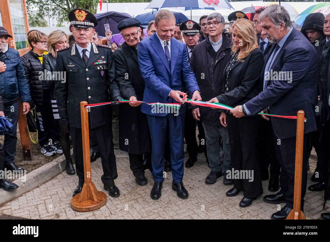 Minister für Landwirtschaft, Ernährungssouveränität und Forstwirtschaft der Regierung Meloni Francesco Lollobrigida in Caivano für die Eröffnung des Stadtparks im Sportzentrum Delphinia, einem Ort in der Nähe des Grünen Parks. Stockfoto