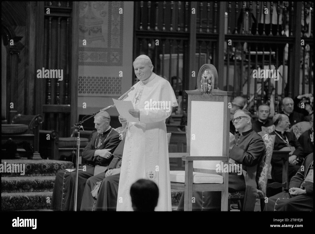 Papst Johannes Paul II. Sprach an einem Mikrofon in einer Kirche während seines Besuchs in den Vereinigten Staaten, Philadelphia, Pennsylvania, 10.4.1979. (Foto: Thomas O'Halloran/US News and World Report Magazine Collection. Stockfoto