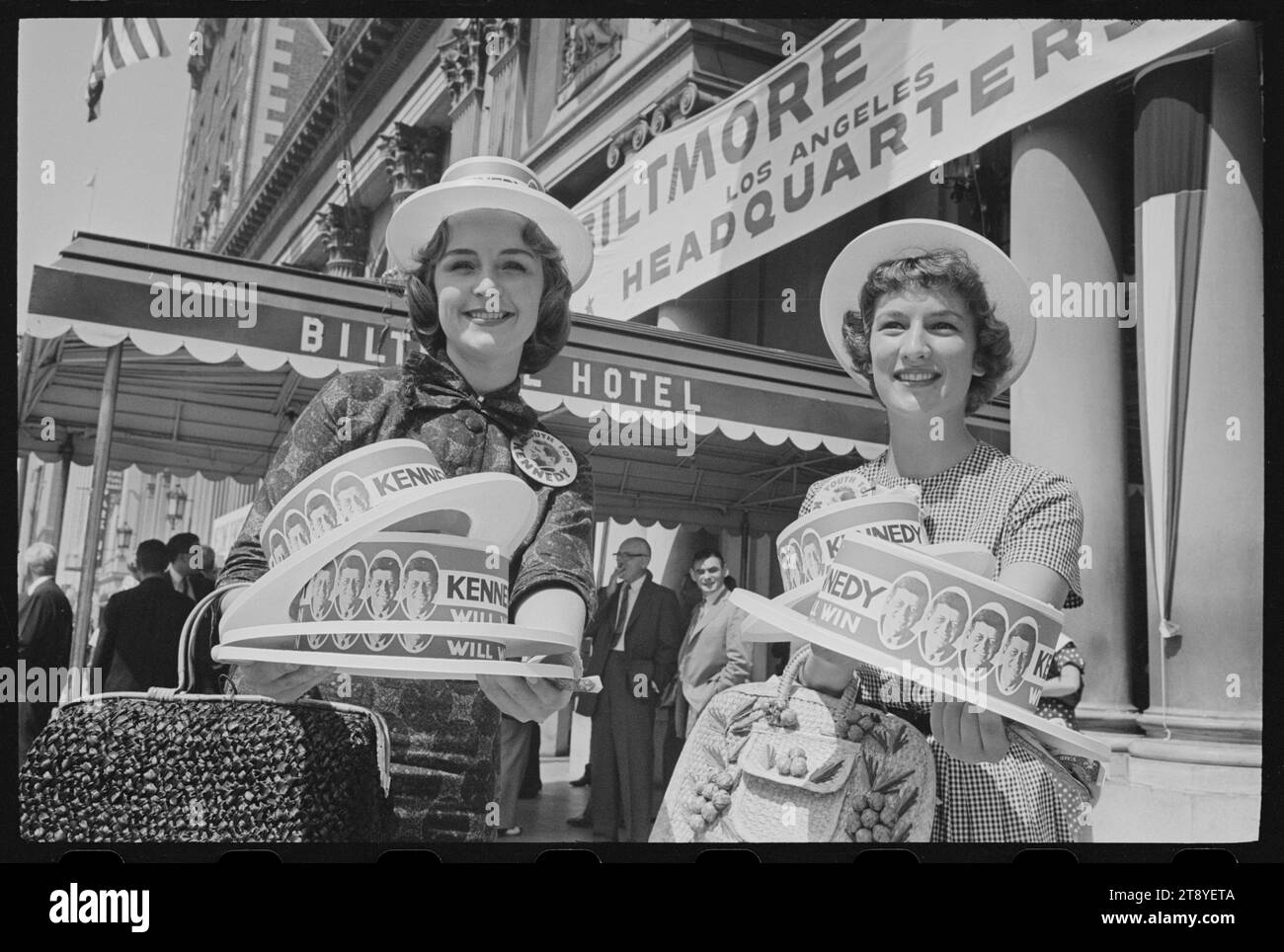 Junge Frauen, die Hüte verkaufen, unterstützen Senator John F. Kennedy vor dem Biltmore Hotel während der Democratic National Convention 1960 in Los Angeles, Kalifornien, 13.07.1960. (Foto: Warren K Leffler/US News and World Report Magazine Collection) Stockfoto