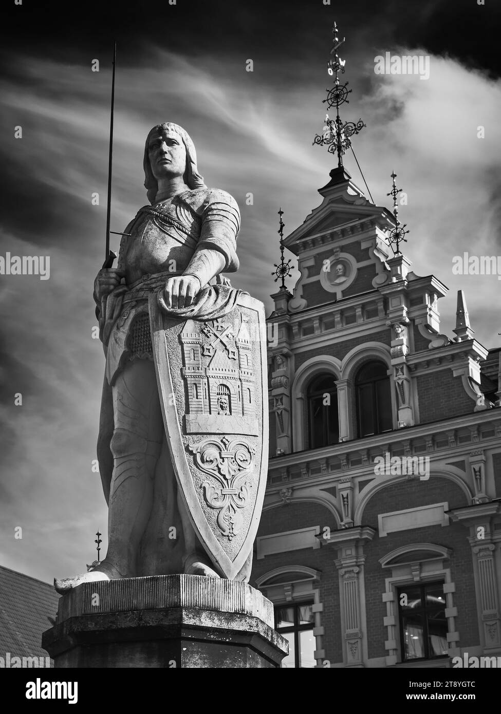 Rathausplatz in der Altstadt von Riga, Lettland. Schwarz-weiß im Retro-Stil. Stockfoto