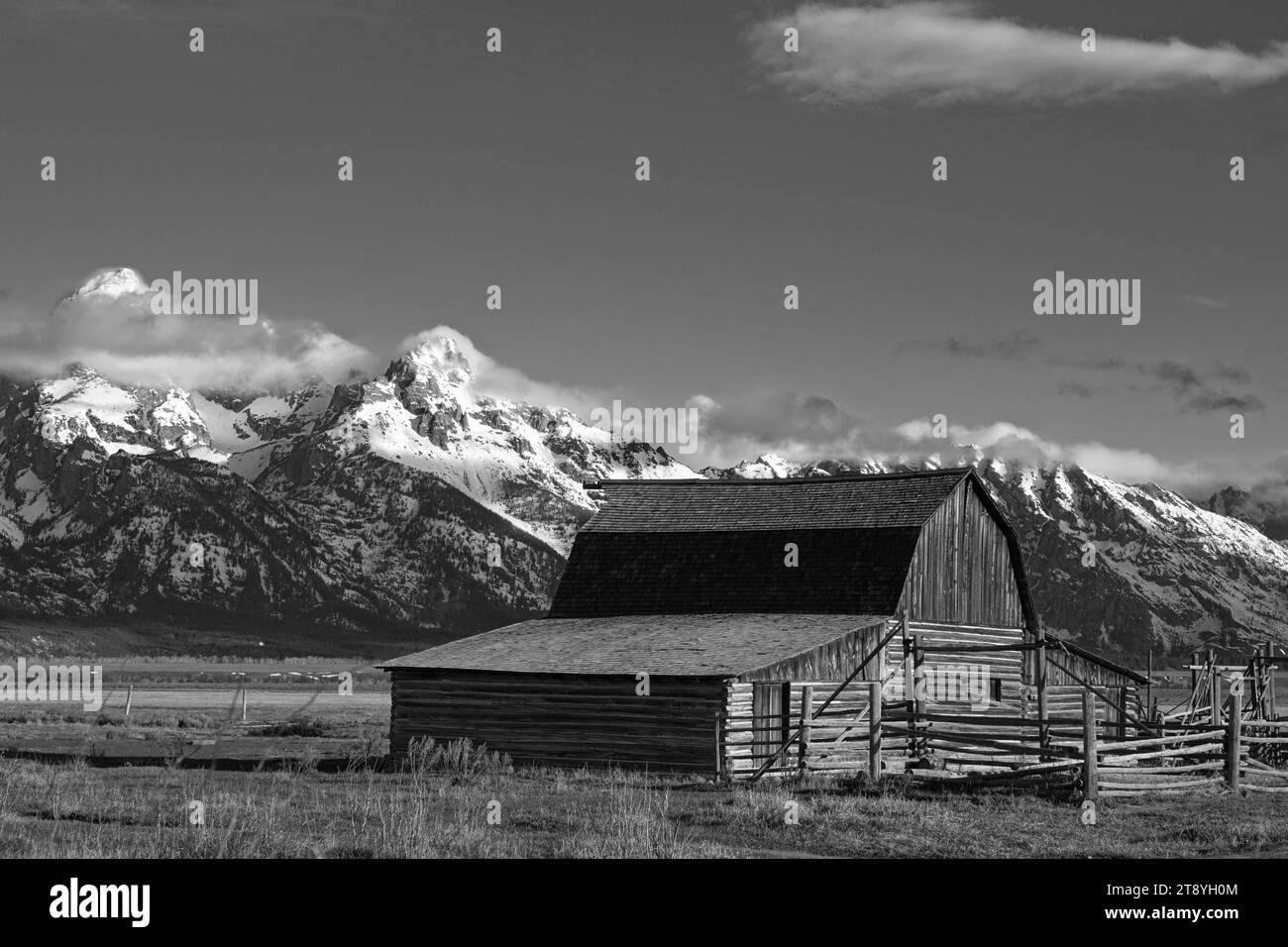 Historische Moulton Barn im Grand Teton National Park in Schwarz und weiß Stockfoto