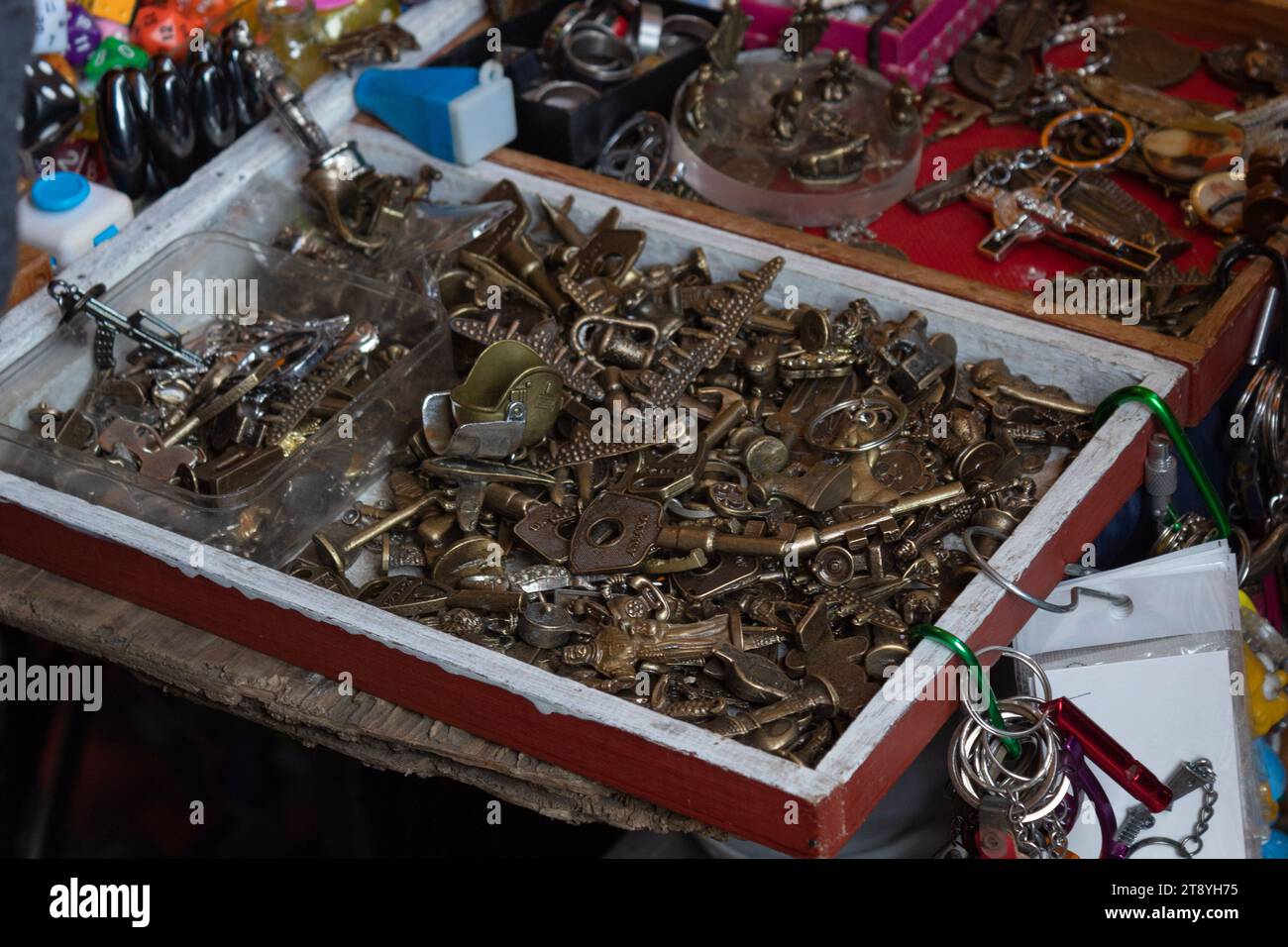 Kleine Bronze-Elemente im Flohmarkt zum Verkauf Stockfoto