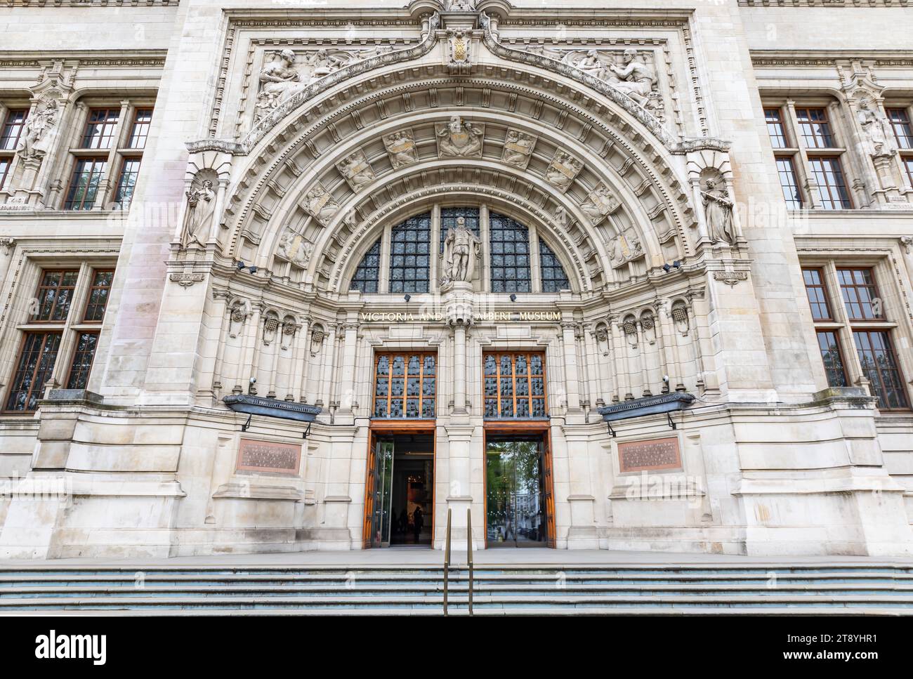 Fassade des Haupteingangs zum Victoria and Albert Museum in London, dem weltweit größten Museum für angewandte Kunst (dekorative Kunst und Design). Nach hinten benannt Stockfoto