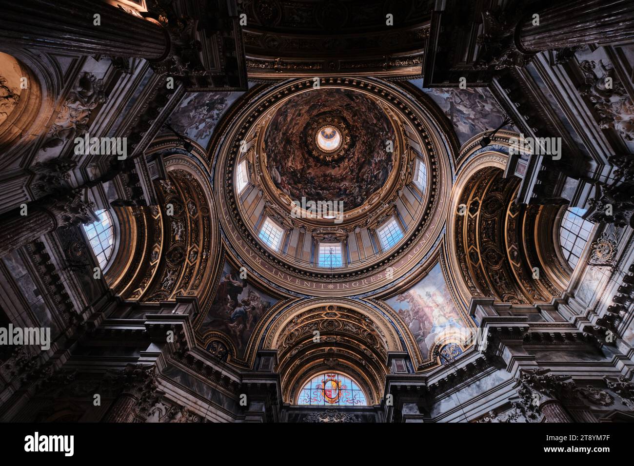 Rom, Italien - 4. November 2023: Innenräume und architektonische Details von Sant Agnese in der Kirche Agone und ihrer Kuppel Stockfoto