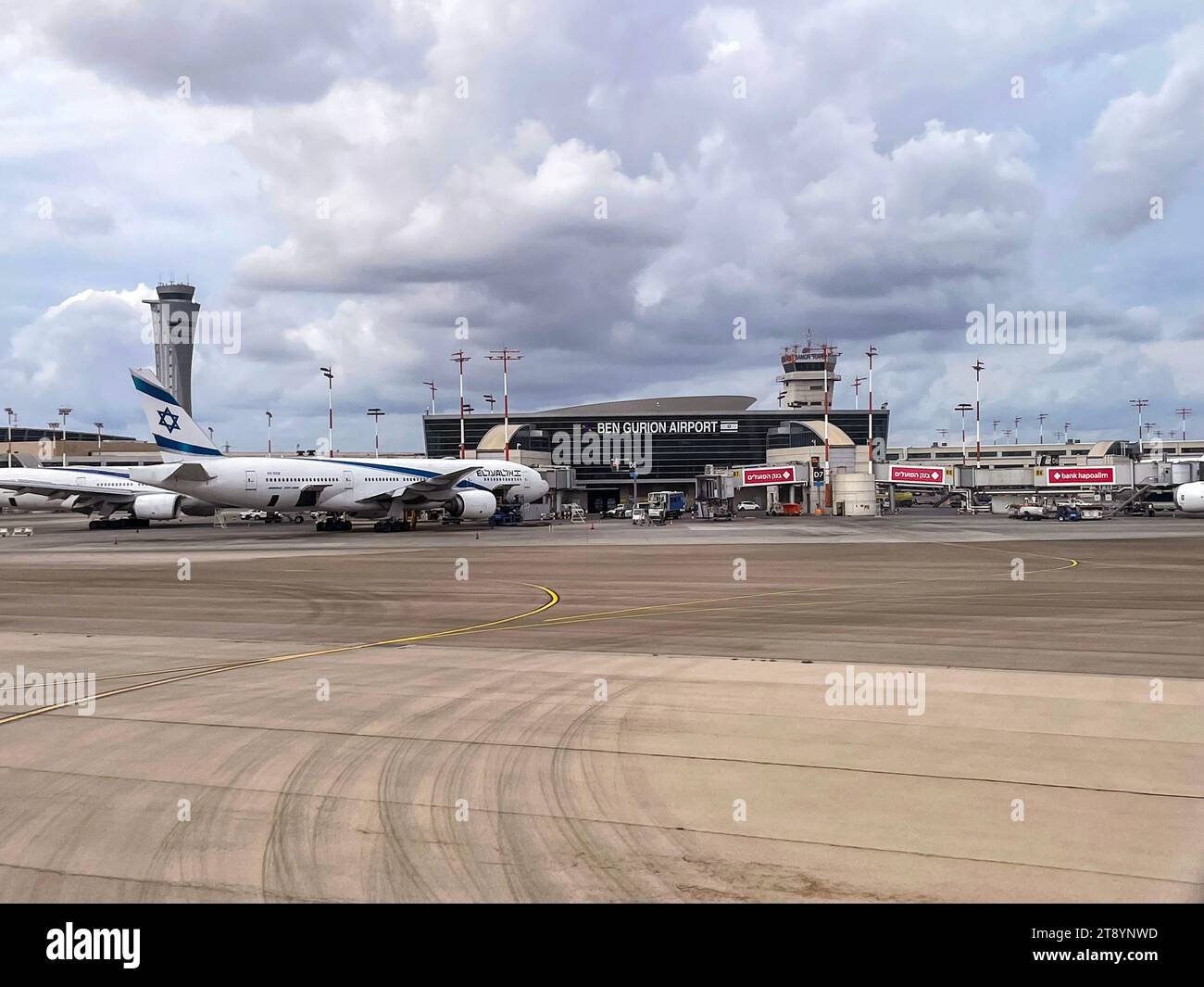 Tel Aviv, Israel - OCT1, 2023: Außenansicht des internationalen Flughafens TLV Ben Gurion und der auf dem Vorfeld geparkten El-Al-Flugzeuge. Stockfoto