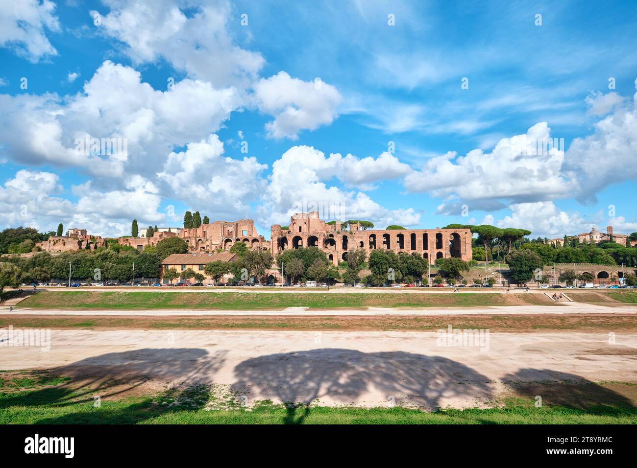 Rom, Italien - Oktober 30 2023: Blick auf den Palatin, Zentrum des Römischen Reiches im antiken Rom von der anderen Seite des Circus Maximus, einem großen römischen Stadion Stockfoto