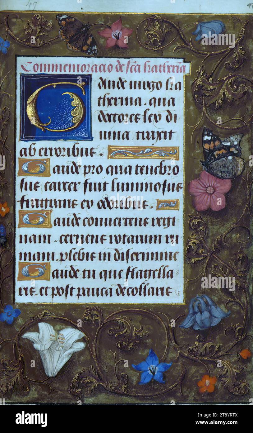 Gebetsbuch (Zusammenstellung), Initial, dieses Gebetsbuch, ca. 1500, ist eine Zusammenstellung mehrerer Texte aus mindestens fünf verschiedenen Händen, wobei die Miniaturen ebenfalls mehrere Hände aufweisen. Besonders hervorzuheben sind die illusionistischen Grenzen mit außergewöhnlichen Motiven. Grenzen zu Beginn des Buches scheinen von einem anderen Künstler zu sein, da spätere Grenzgruppen sich in Design und Farbe unterscheiden, mit kleineren Motiven, weniger Gedränge, blühenden roten Nelken und Lilien und einigen amüsanten Drollerien Stockfoto