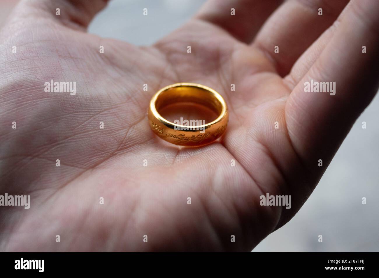 Nahaufnahme zum Herrn der Ringe Filmring über einer männlichen Hand Stockfoto