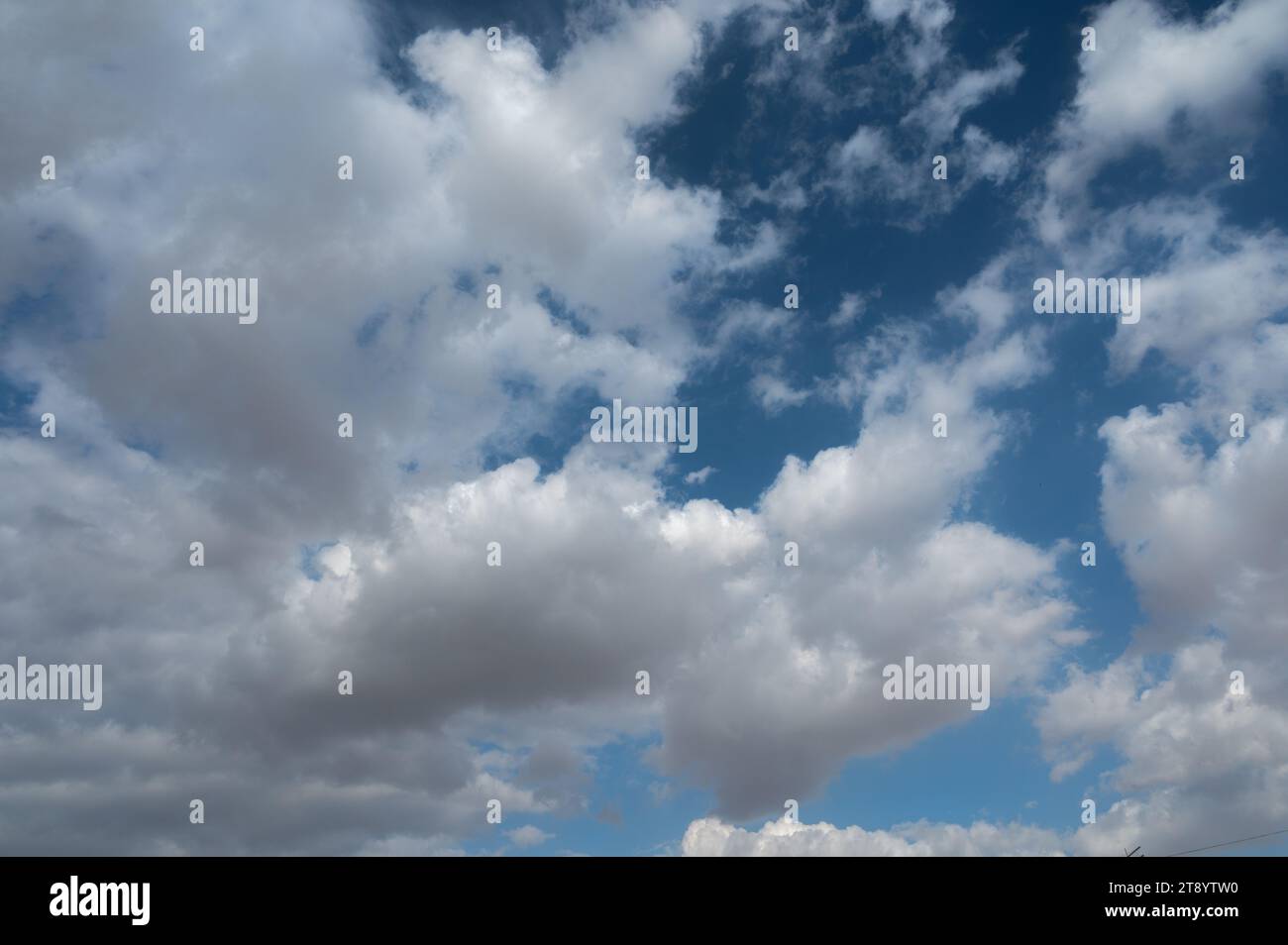 Bewölkter blauer Himmel mit weißer Wolke Stockfoto