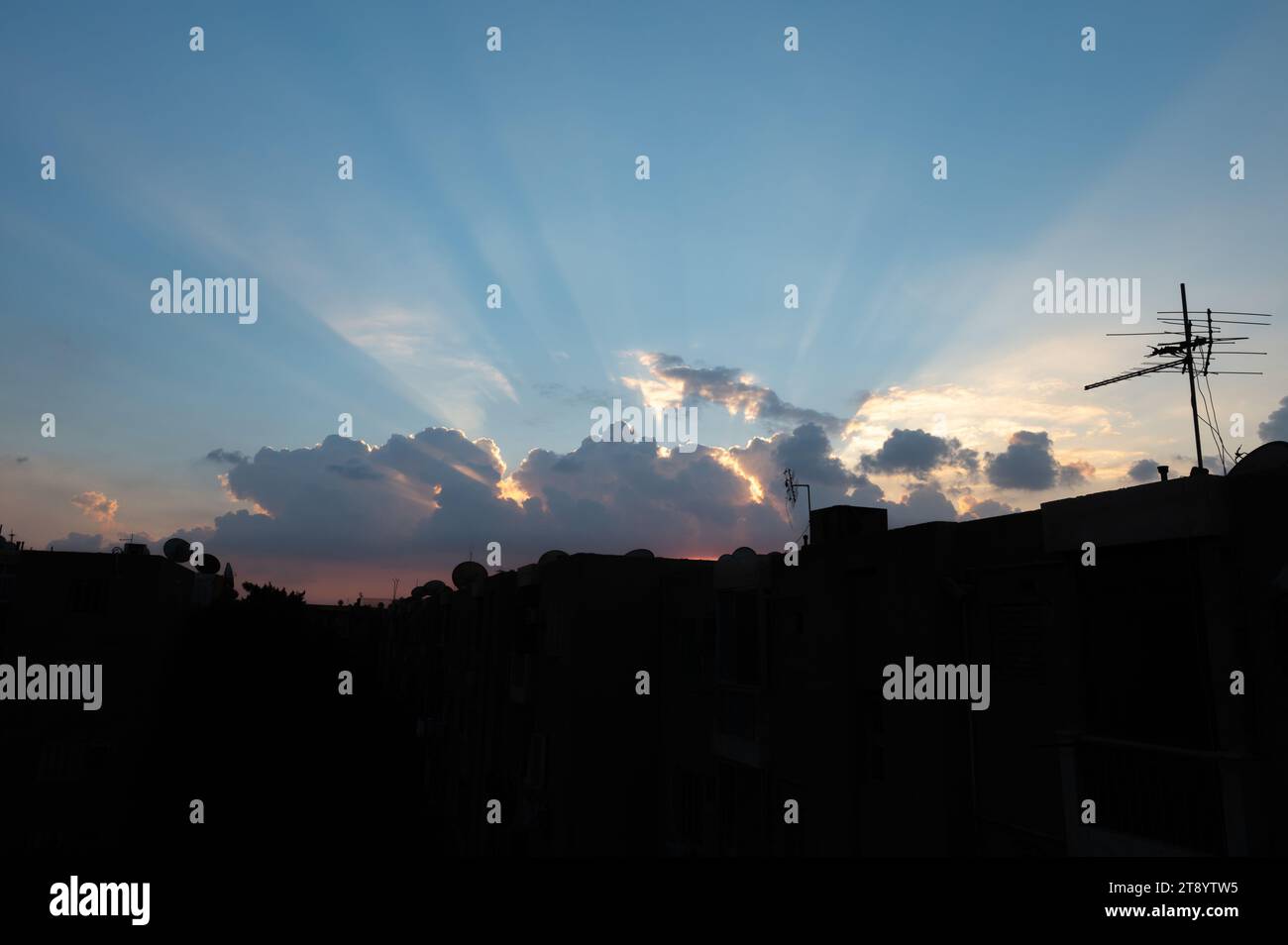 Sonnenuntergangswolke mit Building Silhouette Stockfoto