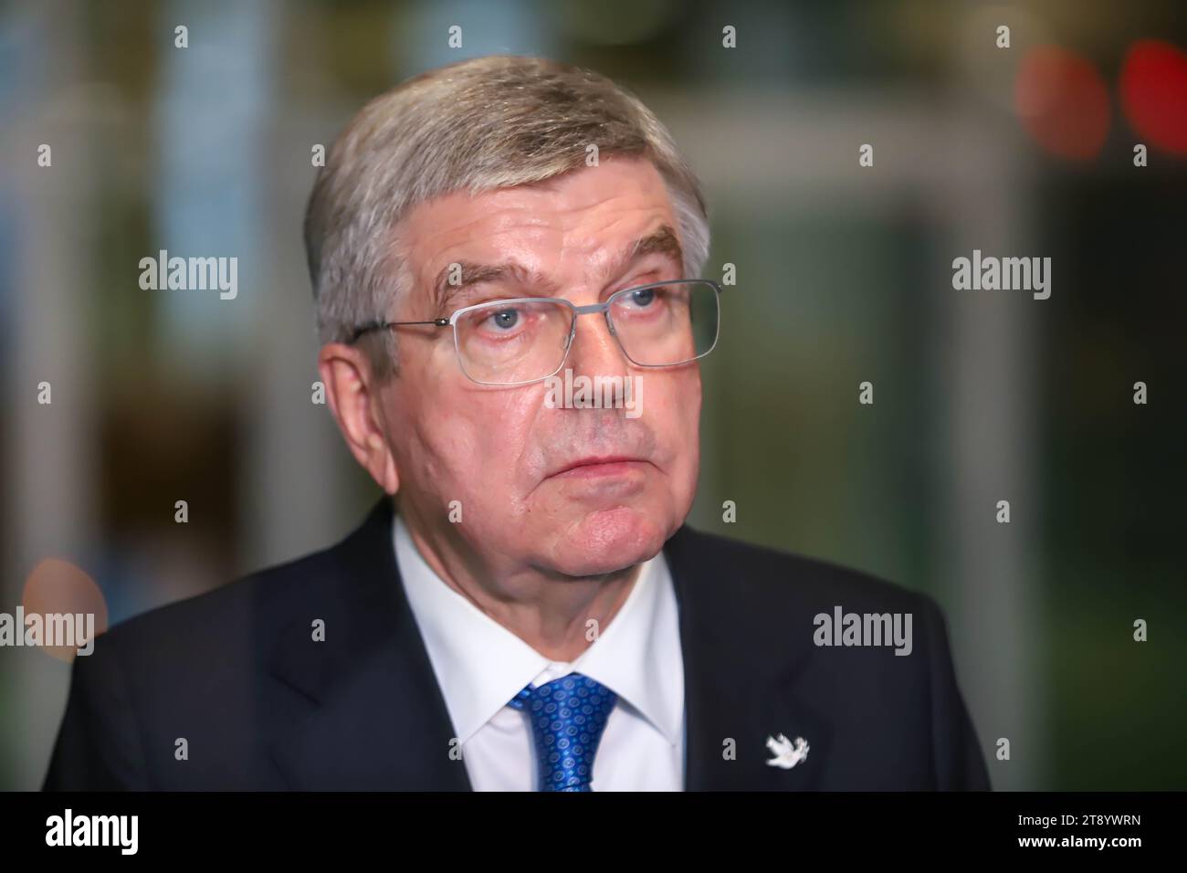 New York, Usa. November 2023. Thomas Bach, Präsident des Internationalen Olympischen Komitees (IOC), traf am 21. November 2023 in New York mit Journalisten auf der UN-Generalversammlung zusammen. Frankreich wird den Mitgliedstaaten in enger Zusammenarbeit mit dem IOC, dem Internationalen Paralympischen Komitee und dem Organisationskomitee förmlich einen Entschließungsentwurf zum Olympischen Waffenstillstand für Paris 2024 vorlegen. Quelle: Brazil Photo Press/Alamy Live News Stockfoto