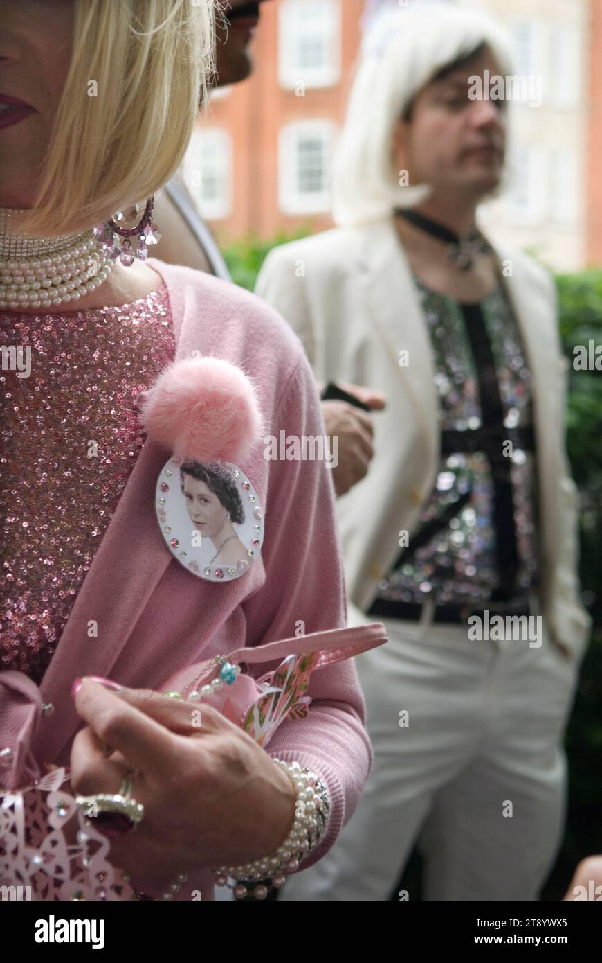 Der Maler Rupert Gatfield verkleidet als Königin. Mitglieder des Chelsea Arts Clubs treffen sich und ziehen dann zum Chelsea Arts Club, um den Queen Elizabeth II Diamond Jubilee Fancy Dress Ball zu feiern. 2012 2010er Jahre England HOMER SYKES Stockfoto