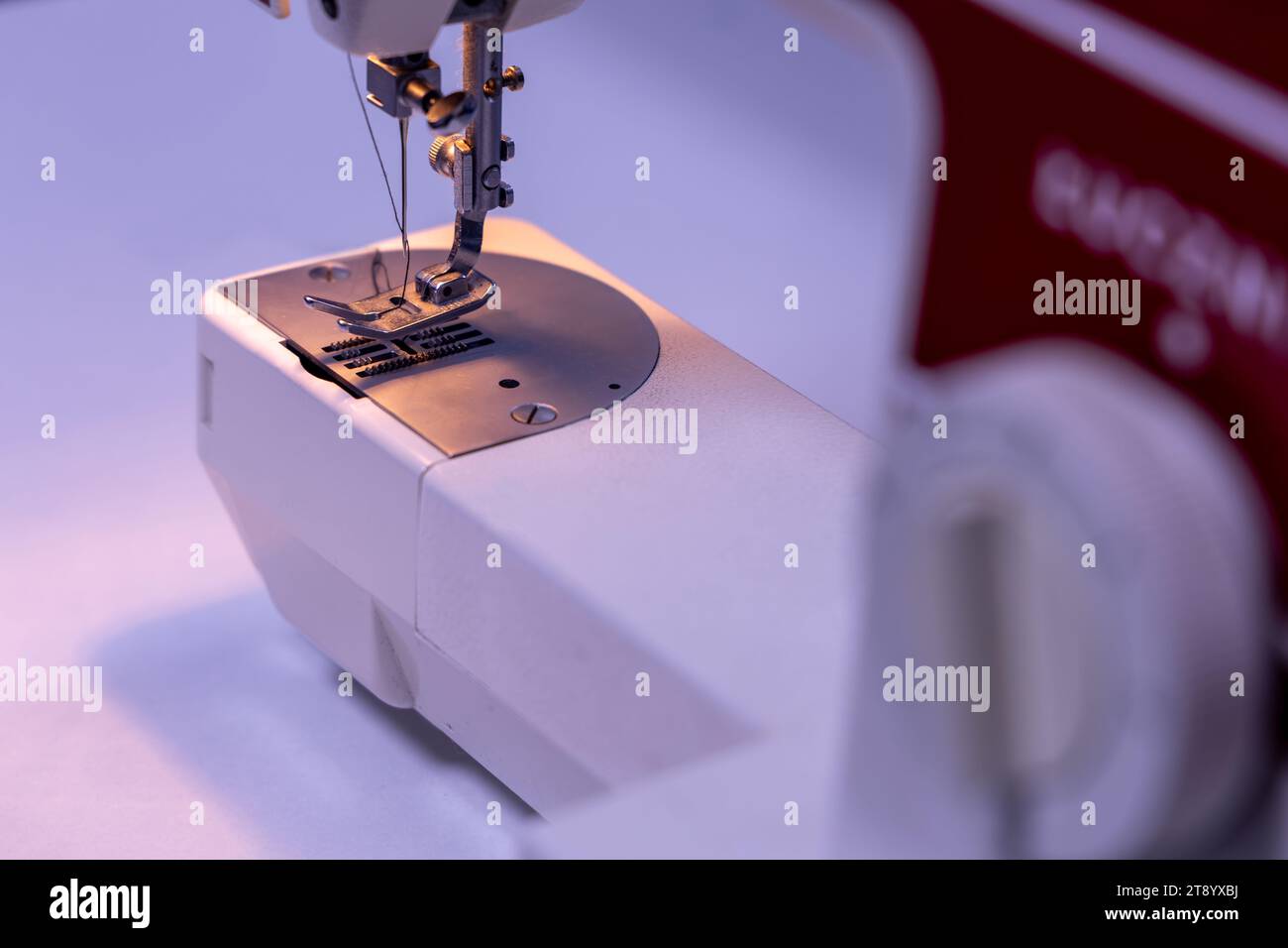 Nähmaschine zu Hause in einer Schneiderei, alte Kleidung reparieren Stockfoto