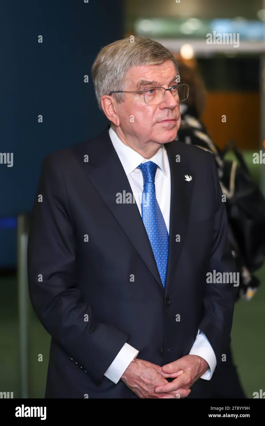 New York, NY, USA. November 2023. Thomas Bach, Präsident des Internationalen Olympischen Komitees (IOC), traf am 21. November 2023 in New York mit Journalisten auf der UN-Generalversammlung zusammen. Frankreich wird den Mitgliedstaaten in enger Zusammenarbeit mit dem IOC, dem Internationalen Paralympischen Komitee und dem Organisationskomitee förmlich einen Entschließungsentwurf zum Olympischen Waffenstillstand für Paris 2024 vorlegen. Quelle: ZUMA Press, Inc./Alamy Live News Stockfoto