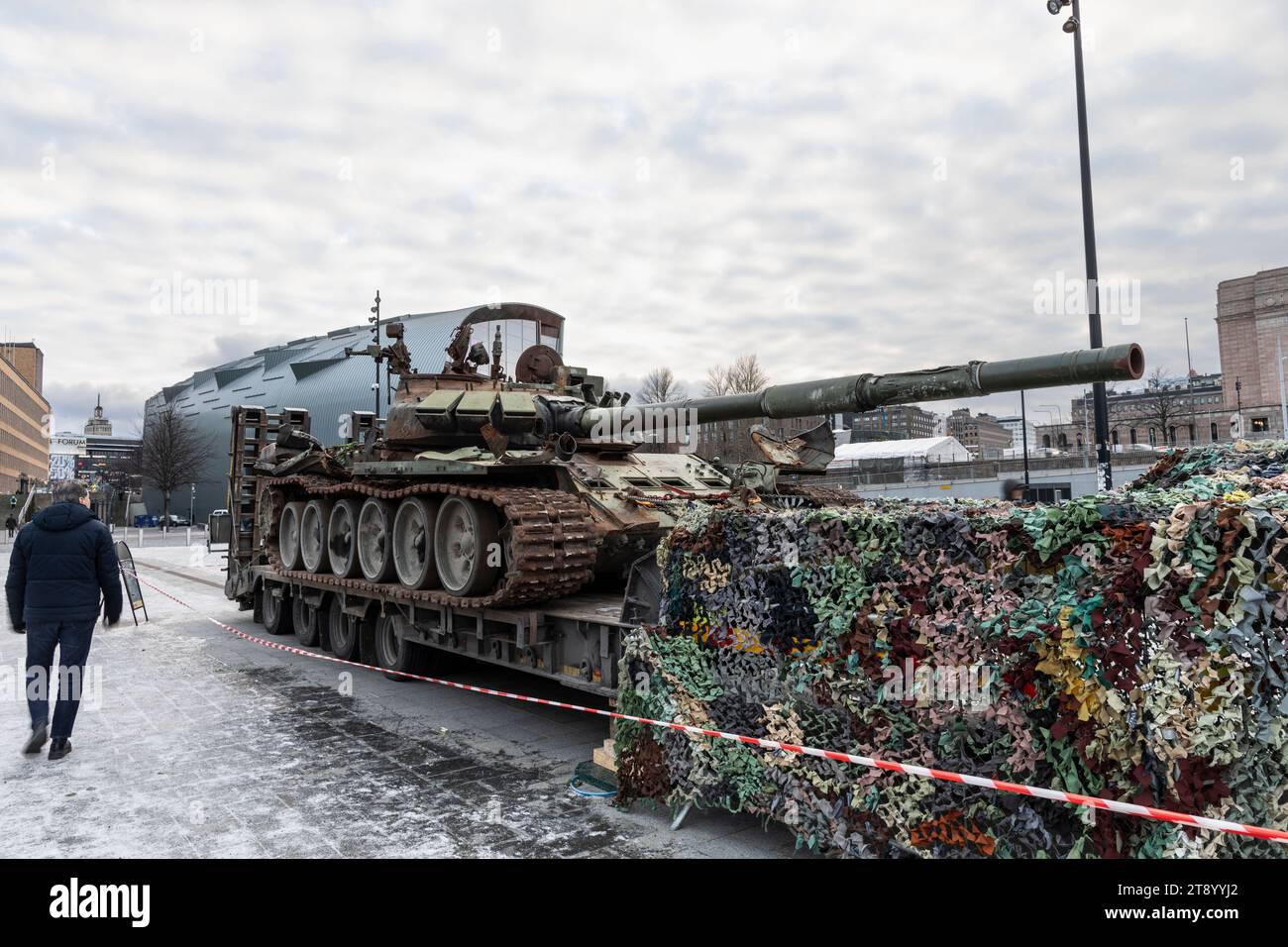 Russischer Kampfpanzer T-72 B3, der im Februar 2022 bei einem Angriff auf die Ukraine eingesetzt wurde, bis die Ukrainer ihn bei Kiew zerstörten. Stockfoto