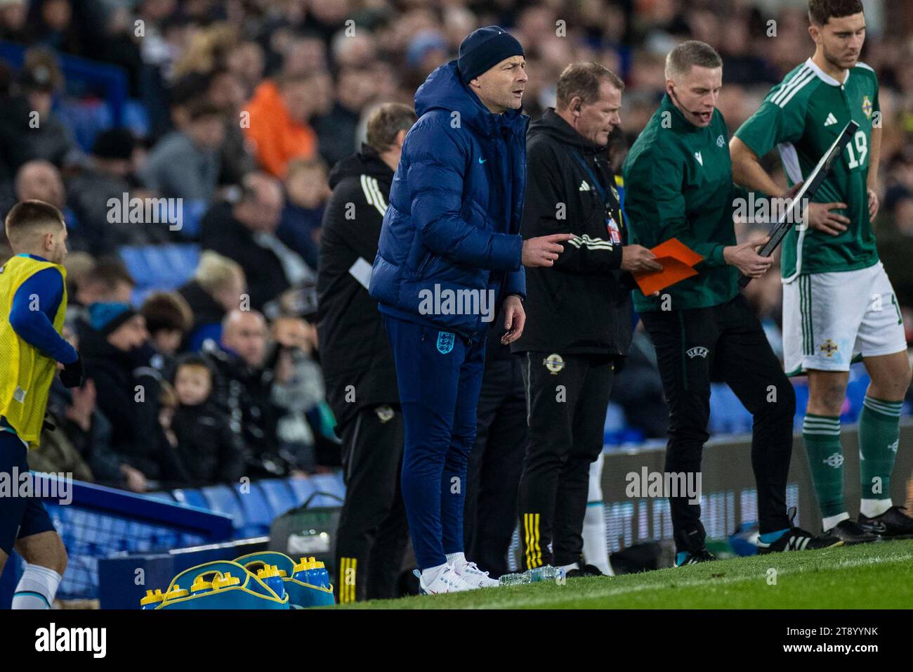 Liverpool am Dienstag, 21. November 2023. England-Trainer Lee Carsley gestikuliert während des Gruppenspiels der UEFA-U21-Europameisterschaft zwischen England und Nordirland am Dienstag, den 21. November 2023, im Goodison Park in Liverpool. (Foto: Mike Morese | MI News) Credit: MI News & Sport /Alamy Live News Stockfoto