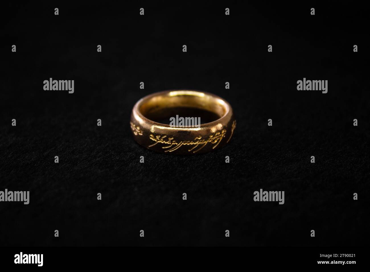 Der Ring der Macht des Herrn der Ringe Film auf schwarzem Hintergrund Stockfoto