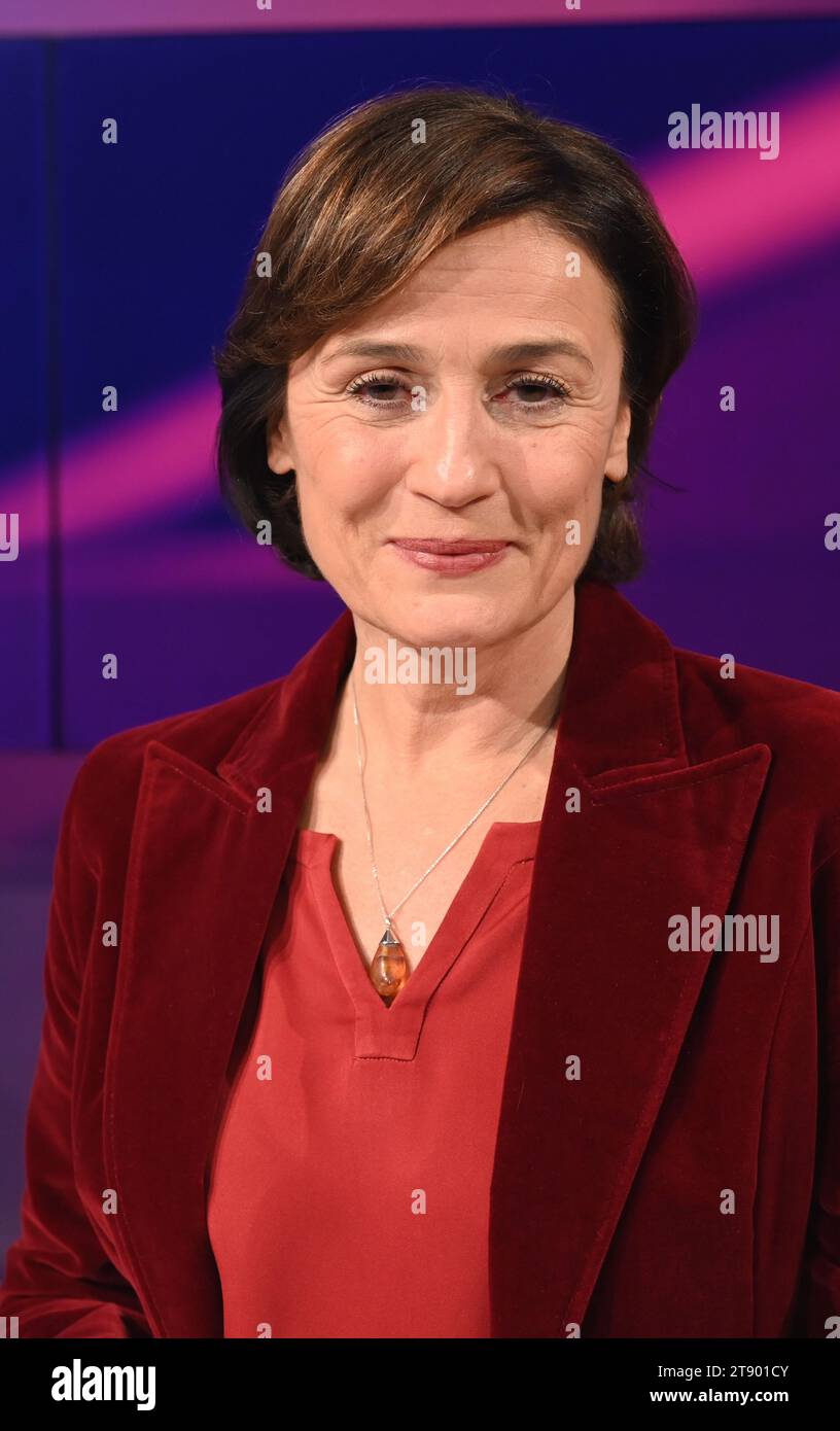 Köln, Deutschland. November 2023. Moderatorin Sandra Maischberger in ihrer ARD-Talkshow Maischberger Credit: Horst Galuschka/dpa/Alamy Live News Stockfoto