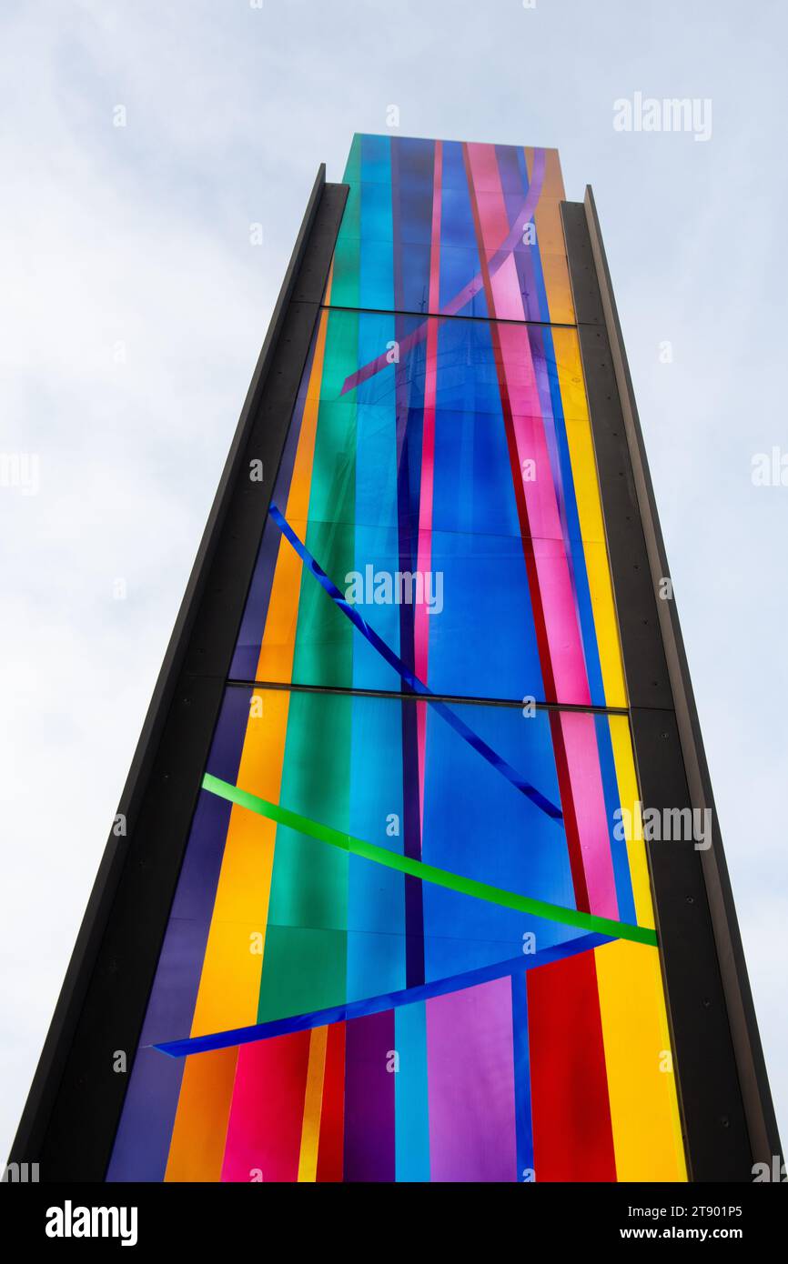 Gigantisches Buntglas-Monolith-Kunstwerk von Raphael Seitz vor der Liverpool Metropolitan Cathedral, Liverpool, England, Großbritannien Stockfoto