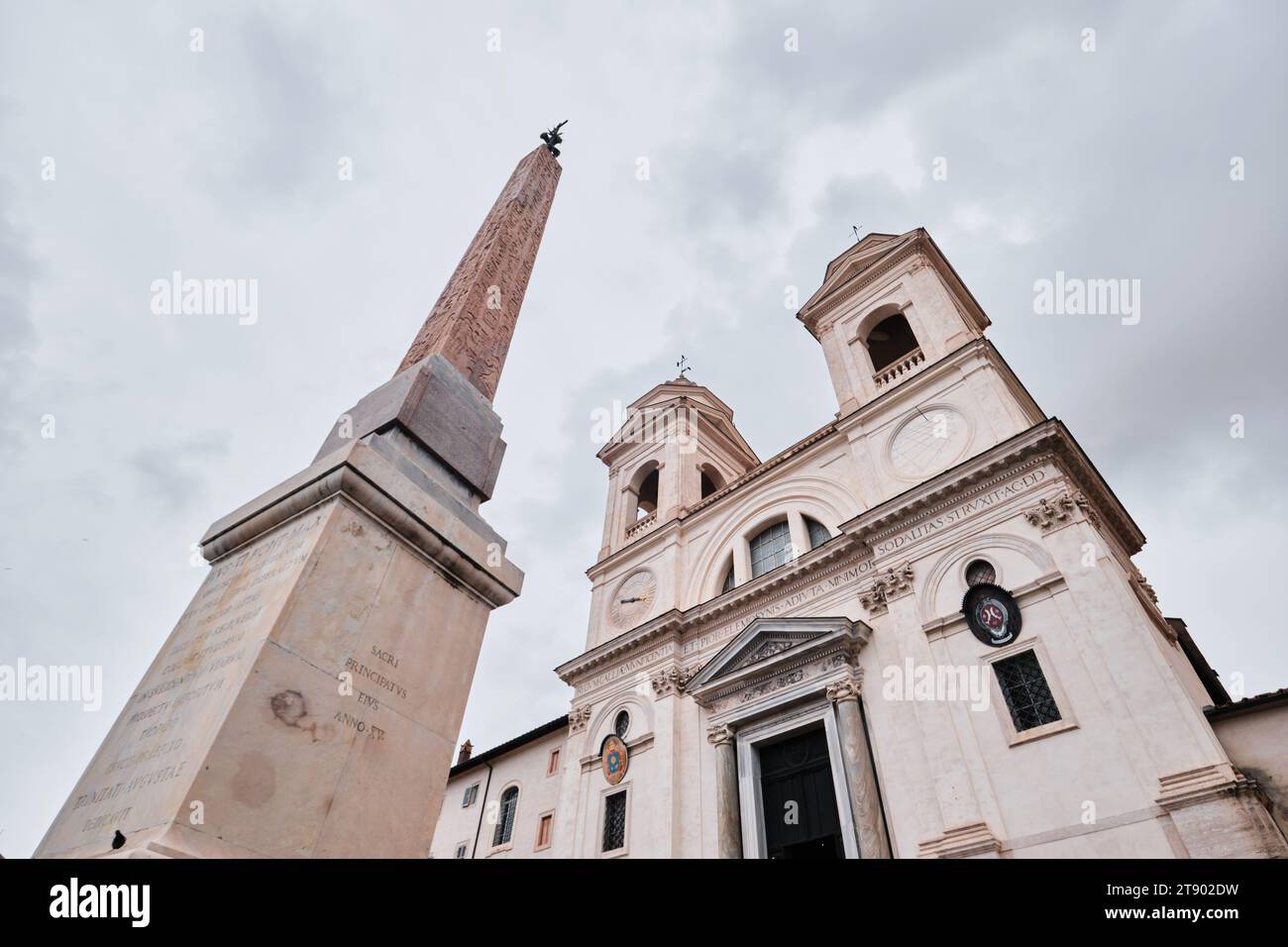 Rom, Italien - Oktober 30 2023: Fassade der Kirche Trinita Dei Monti und Obelisk. Eines der wichtigsten Wahrzeichen auf der Piazza Spagna Stockfoto