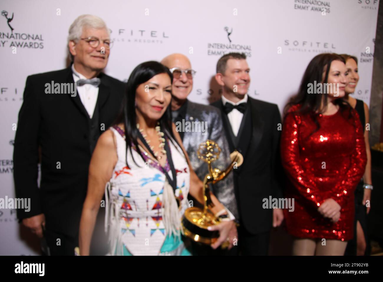 Midtown Hilton Hotel, 1335 6th Ave, New York, NY 10019 USA. November 2023. Darsteller und Produzenten von „Buffy Sainte Marie“ (Kanada) treten nach ihrem iEmmy-Gewinn für Best Arts Programming Production bei den iEmmy Awards 2023 auf. Quelle: ©Julia Mineeva/EGBN TV News/Alamy Live News Stockfoto