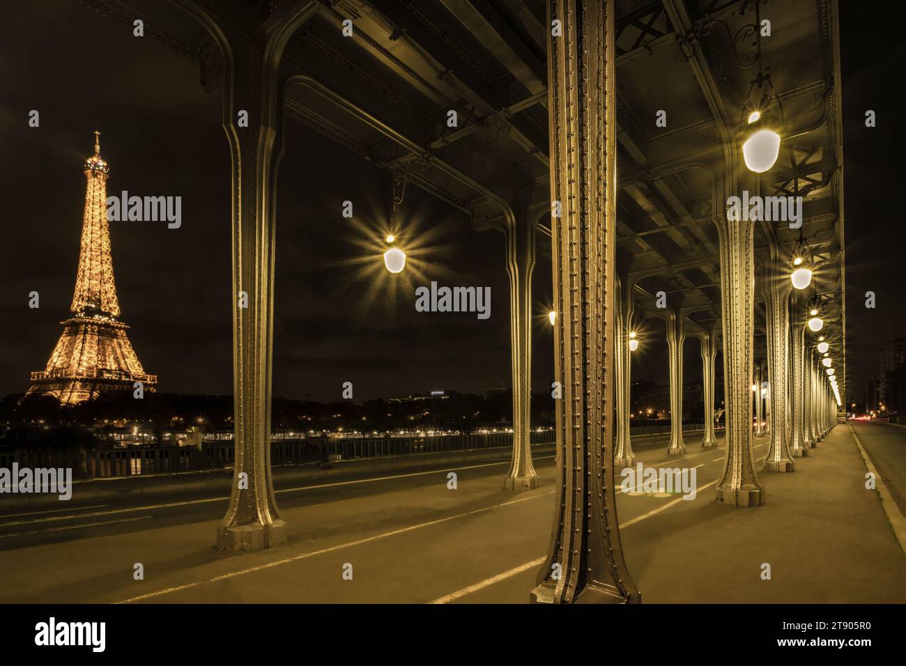 Paris, Tour Eiffel, pont de Bir Akeim, Photo de nuit dans Paris, Stockfoto