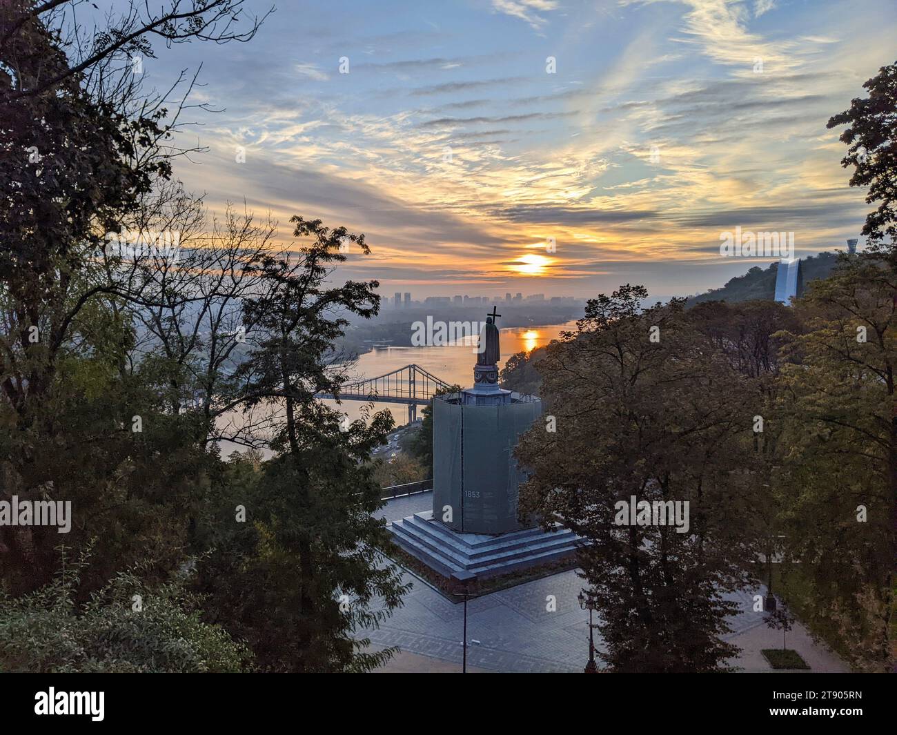 St. Volodymyr Hügel und Dnipro Fluss Kiew. Vormittag in der Stadt. Sonnenaufgang bei bewölktem Himmel Stockfoto