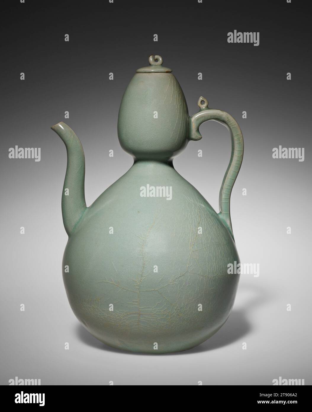 Ewer in Kürbisform, 12. Jahrhundert, Unbekanntes Koreanisch, 11 3/4 x 7 1/8 x 7 1/2 Zoll (29,85 x 18,1 x 19,05 cm), Feinsteinzeug unter Celadonglasur, Korea, 12. Jahrhundert, die organischen Formen, die sie in der Natur angetroffen haben, inspirierten koreanische Töpfer der Koryo-Dynastie (918–1392). Sie fertigten Teekannen und Weingefäße in Form eines Kürbis-Kürbis, eines Pfirsichs und in diesem Fall eines Kürbis-Kürbis. Tatsächlich wurden getrocknete Kürbisse lange als Lagerbehälter und Dekanter verwendet. Stockfoto