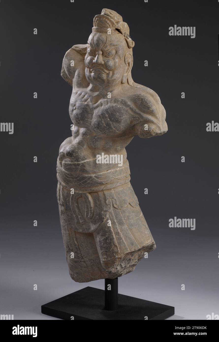 Dvarapala (Schutzfigur), 8. Jahrhundert, 3/4 x 12 x 8 1/2 Zoll (67,95 x 30,48 x 21,59 cm), Stone, China, 8. Jahrhundert, Wächterfiguren namens Dvarapala befanden sich an den Eingängen zu buddhistischen Höhlenheiligtümern und Tempelanlagen, wo sie wirkten, um alle Kräfte, die sich dem buddhistischen Denken widersetzten, zu vereiteln. Als solche wurden sie dramatisch in kräftigen Posen mit bedrohlichem Gesichtsausdruck und übersteigerter Muskelstruktur dargestellt, die bereit waren, sich allen Bedrohungen zu stellen. Stockfoto